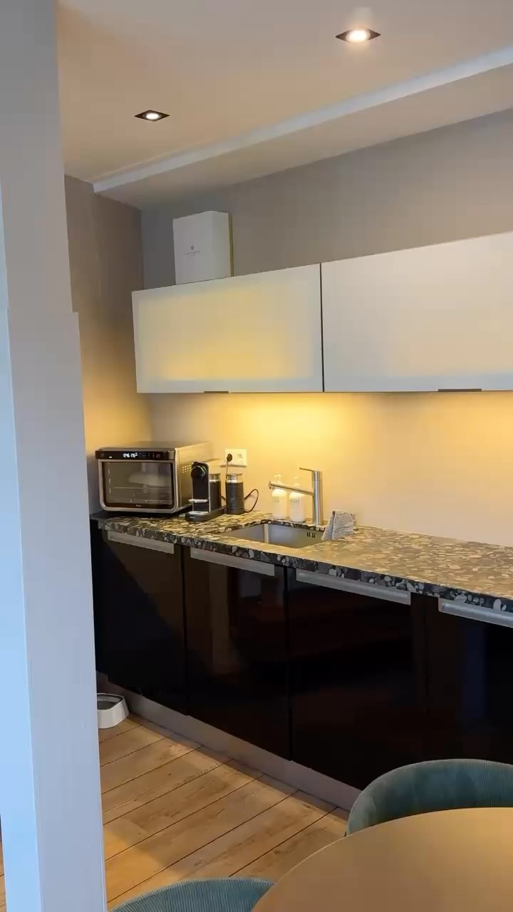 Wist je dat we naast auto’s ook vaak bezig zijn met keukens?👨🍳
Deze keuken hebben we gewrapt in een mooi “Japandi design”
Deze rustgevende kleuren zorgen voor een heerlijk thuiskomen
Bedankt voor het filmpje en veel plezier met de keuken @luckrijgsman 🎥
Wilt u ook uw keuken een opfrisbeurt geven? Kom dan langs bij De Wrap Garage!
☎️0630157929
📩Info@dewrapgarage.nl
🛜www.dewrapgarage.nl
📍Goes, Zeeland