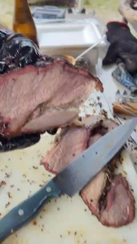 Brisket vom Smoker 🍖 🤤
.
.
.
.
.
.
#offsetsmoker #brisket #bbq #tirol #austria #bbqlovers #feuer #rauch #juicy #selfmade #fleisch #holz #inzing