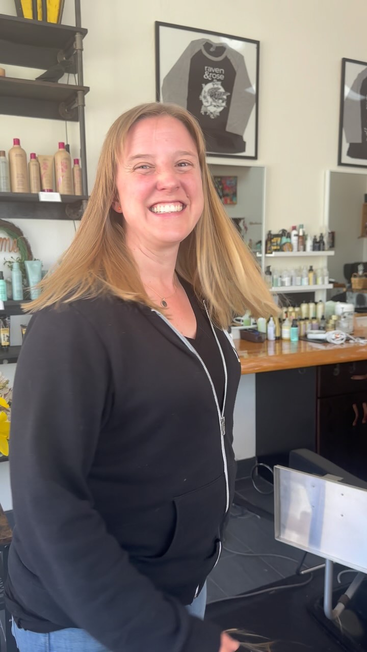 I think the smile says it all! This babe is looking adorable with her new fringe ! Cut and styled by @pelo_patti 🤩
#solanohairpatty #solanoave #albanyca #bangs #newhair #ravenandrosehairstudio