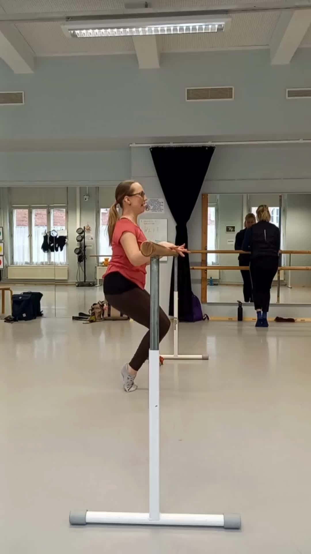 Vielä kerran barren ilosanomaa, sillä Barre-kurssimme ennakkoilmoittautuminen päättyy ma 9.9.! Kipaisehan siis ilmoittautumaan ja varmista paikkasi kurssilla. 💌 Kurssin opettajana toimii monille tuttu, ihana ja kannustava Katarina Teperi, joka nähdään myös videossa. 🥰
Tässä vielä varmemman vakuudeksi kaksi erinomaista syytä tulla mukaan:
🔥 Barressa vahvistetaan kehon perustuksia ei vain ehosteta pintaa.
🔥 Ja ennen kaikkea: barre on kivaa!
Barren lyhytkurssi
📅 Perjantaisin 13.9.–11.10.2024 klo 18.30–19.30 (5 krt.)
📍 Sibelius-opiston tanssisali, Keinusaarentie 2, Hämeenlinna (entinen Pohjantähden kiinteistö)
💰 Koko kurssi 75 € (jäsenet 65 €), yksittäistunnit 15 € (jäsenet 13 €)
Ilmoittautuminen ja lisätiedot: https://www.tehdastanssii.fi/barre
Lämpimästi tervetuloa hauskan ja tehokkaan treenin pariin hyvässä seurassa! 💛
#tehdastanssii #barre
@katarinateperi