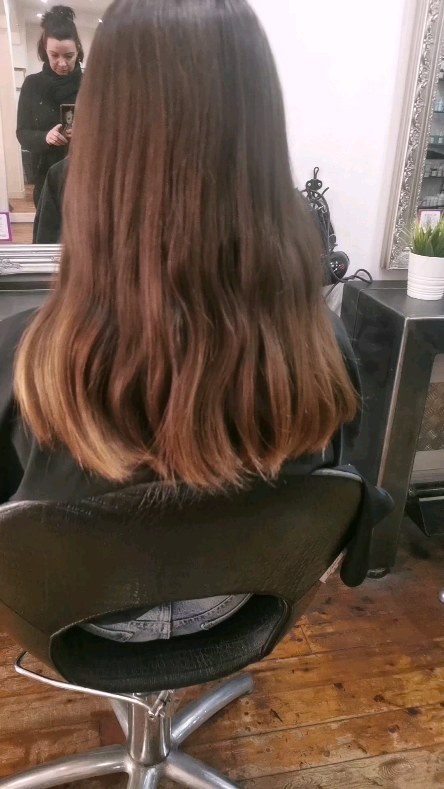 𝑹amener de la lumière ?
𝑶n dit ouuuuuuiiiiiiiii
𝓦𝓸𝓻𝓴 𝓫𝔂 𝓒𝔂𝓷𝓽𝓱𝓲𝓪
.
.
.
.
.
.
#balayage #brunette #toulousemaville #coiffeurtoulouse #waves #wavyhair #curves #coiffeur #coiffure