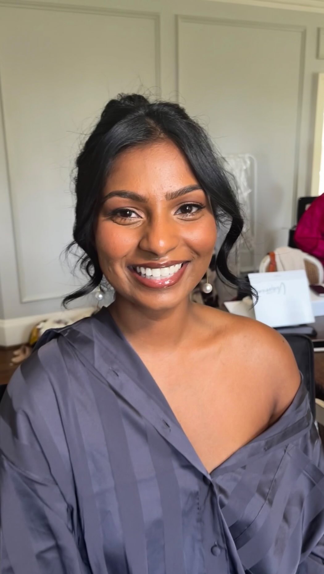 Gorgeous AREN✨💛😊
What to ask for when going for a look like this below👇
Posting 2 times in one week, who is she?? 😅 I’m catching up on posts this week, I want to share so many beautiful clients!!! But creating a reel takes some time🥲 especially when you have perfectionist syndrome😓 which I’m working on letting go! Thank you so much for the love and support 🩷 it means a lot!
Aren requested a soft matte eye, with very natural tones (natural tones is key). We did a full coverage glam and kept the skin finish matte and very minimal shimmer. I think it looks heavenly on her ✨😍 We used a chocolate @fentybeauty gloss and I’m so into it!!!
Makeup by yours truly
For @theblushparlour
📍 @graydonhallmanor
#travelmakeupartist #softglam #makeupartist #bridalmakeup #bridalmakeupinspo #photoshoot #torontomakeupartist #engagement #weddings #naturalmakeup