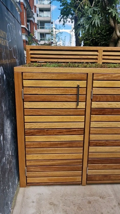 Well the finished products a triple bin store with ac unit built behind and vented out the top louvers.
Sedum living roof to add some colour to the small front yard
Hardwood iroko timber finished with osmo oil.
#binstore
#wheeliebinstore.
#aconite
#London
#londonfrontgarden
#gardendesign
#landscaping