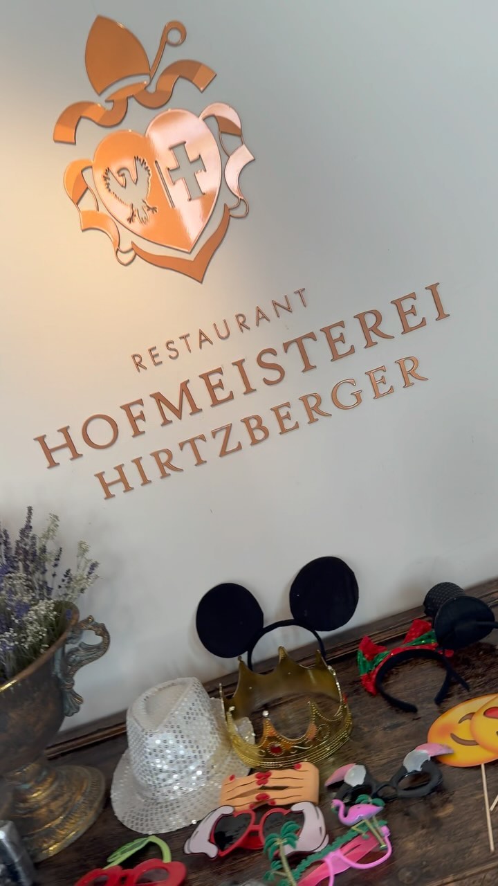 Eine Hochzeit in Mitten der Wachau 🥰
Im Reataurant @diehofmeister durften wir eine Hochzeit mit herrlichem Ambiente begleiten.❤️
Der wundervolle Service und die traumhafte Location umrahmten die Hochzeit bestens. Somit durften die Gäste der Hochzeit einen wunderbaren Tag genießen. 🥰
Mit unserer Fotobox, die wir perfekt in die Räumlichkeiten des Restaurants eingebunden haben, konnten die Hochzeitsgäste zahlreiche unvergessliche Erinnerungsbilder knipsen. ☺️
Wenn es um die perfekte Fotobox zum Mieten für Ihre Hochzeit geht, dann sind Sie bei uns genau richtig. ☺️
#hochzeit #fotoboxmieten #fotoboxvermietung #niederösterreich