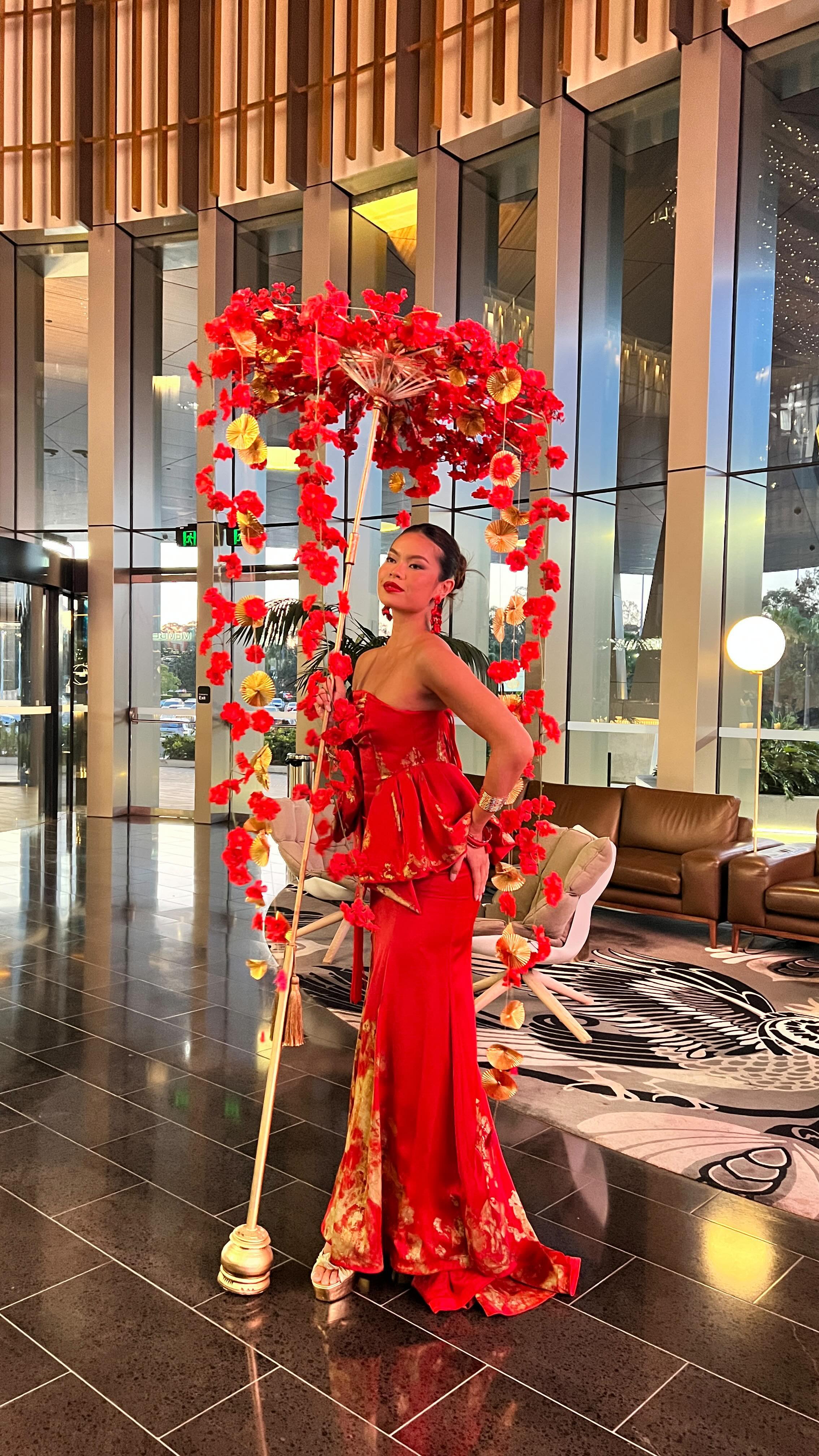 Blending elegance and mystery, our parasol lady brings a modern flair to the Moon Festival 🌙✨ A captivating performance. #MoonFestival #ParasolLady #CulturalFusion #rovingentertainmentsydney #evententertainmentsydney