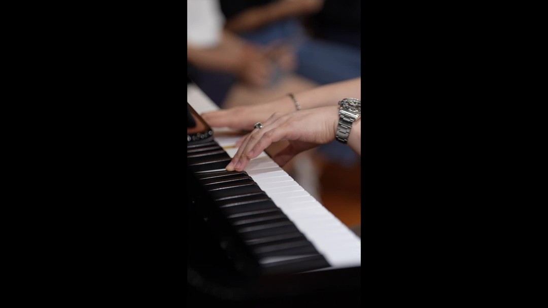 🛑I Wanna Wanna 分享我們的密鑼緊鼓,準備和你地一齊玩🛑:
今次俾啲少少 teaser你哋睇,係我哋學生團隊 @laba_vocal , @lash_vocals 同 @tytc_era,由八月開始一直上工作坊嘅少少片段,想知佢哋唱咩歌記得入場睇我哋嘅演唱會啦!
《聲大夾樂》無伴奏合唱演唱會現正在Pop Ticket正式公開發售!我地只演11月8日一場,千祈唔好錯過!我哋等緊你!
xxxxxxx xxxxxxx xxxxxx
演唱會嘅詳情:
名稱:聲大夾樂A Cappella 演唱會
演出者:@vsingofficial , @micappella, @laba_vocal, @lash_vocals, @tytc_era
地點:香港大會堂音樂廳
日期:11月8日
時間:晚上八點
連結:https://www.popticket.hk/sound-on-on-a-cappella
#VSING #ACAPPELLA #HKACAPPELLA #無伴奏合唱團 #SOUNDONPROJECT #ACDFS #ilovemusic #music #musiclover
* 《聲大夾樂》計劃獲香港特別行政區政府「藝能發展資助計劃」的資助,活動內容並不反