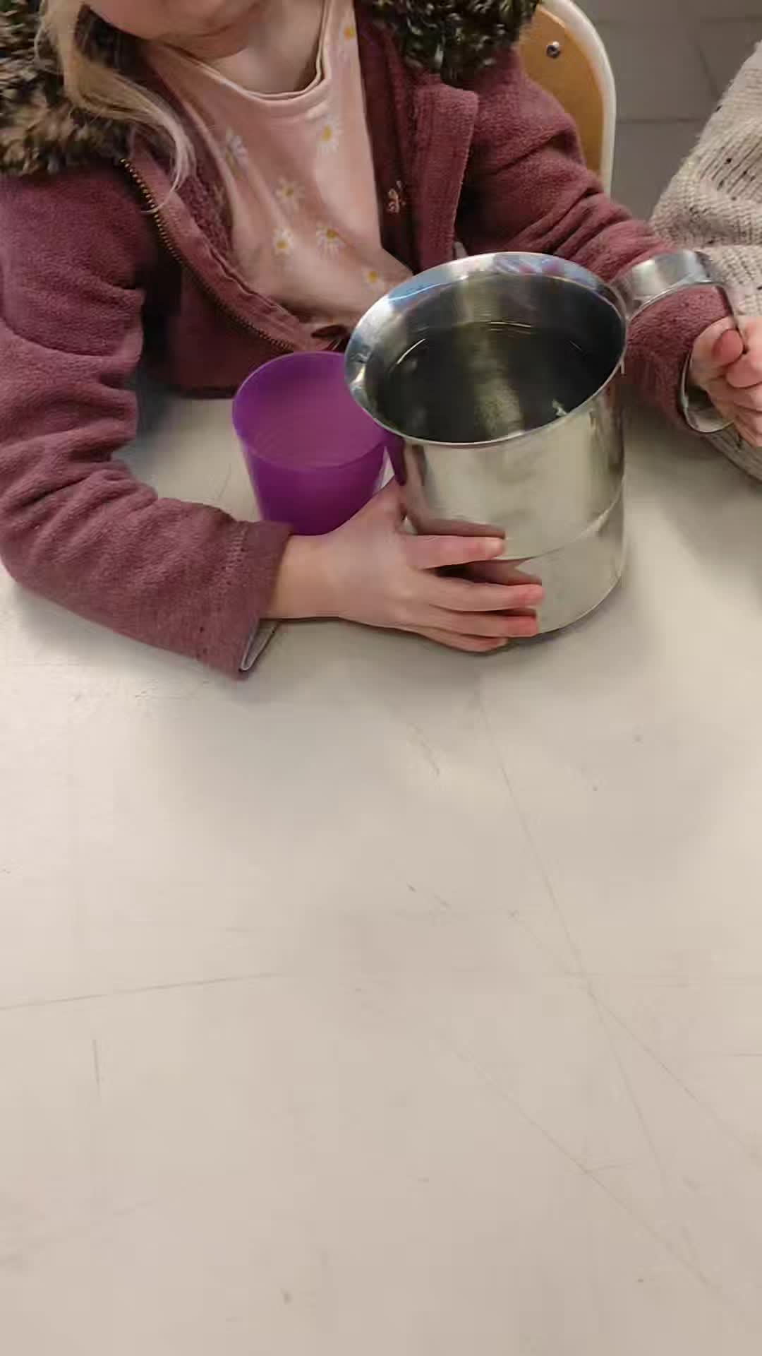 J'apprends à remplir mon verre tout seul avant de prendre le goûter.
Du bon pain et de la confiture de haute Loire.