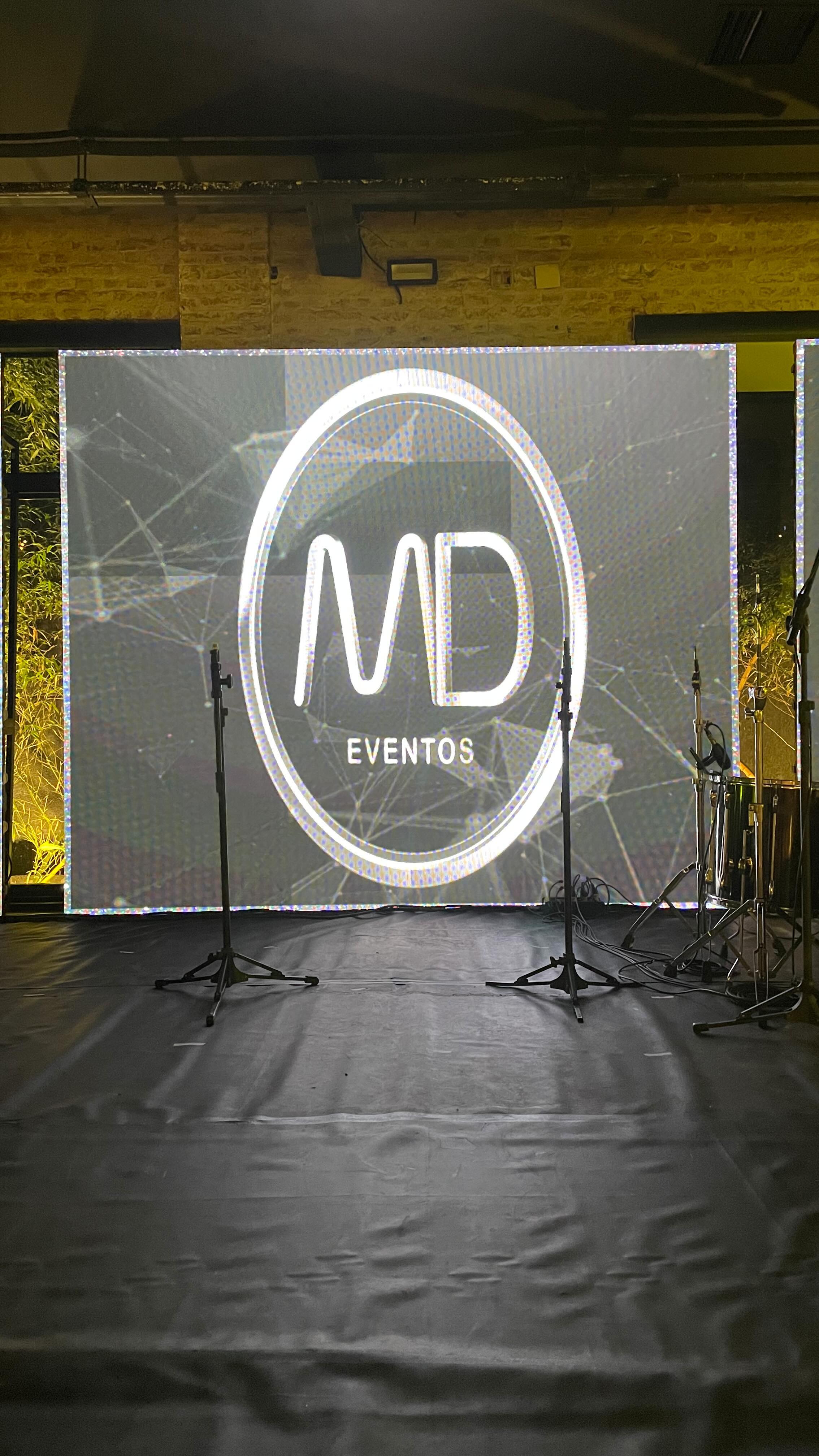 Painel de led, uma ótima opção que pode ser utilizado para reprodução de fotos, videos, gráficos ou conteúdos interativos para deixar ainda mais atrativa sua pista de dança.
#paineldeled #paineldeledcasamento