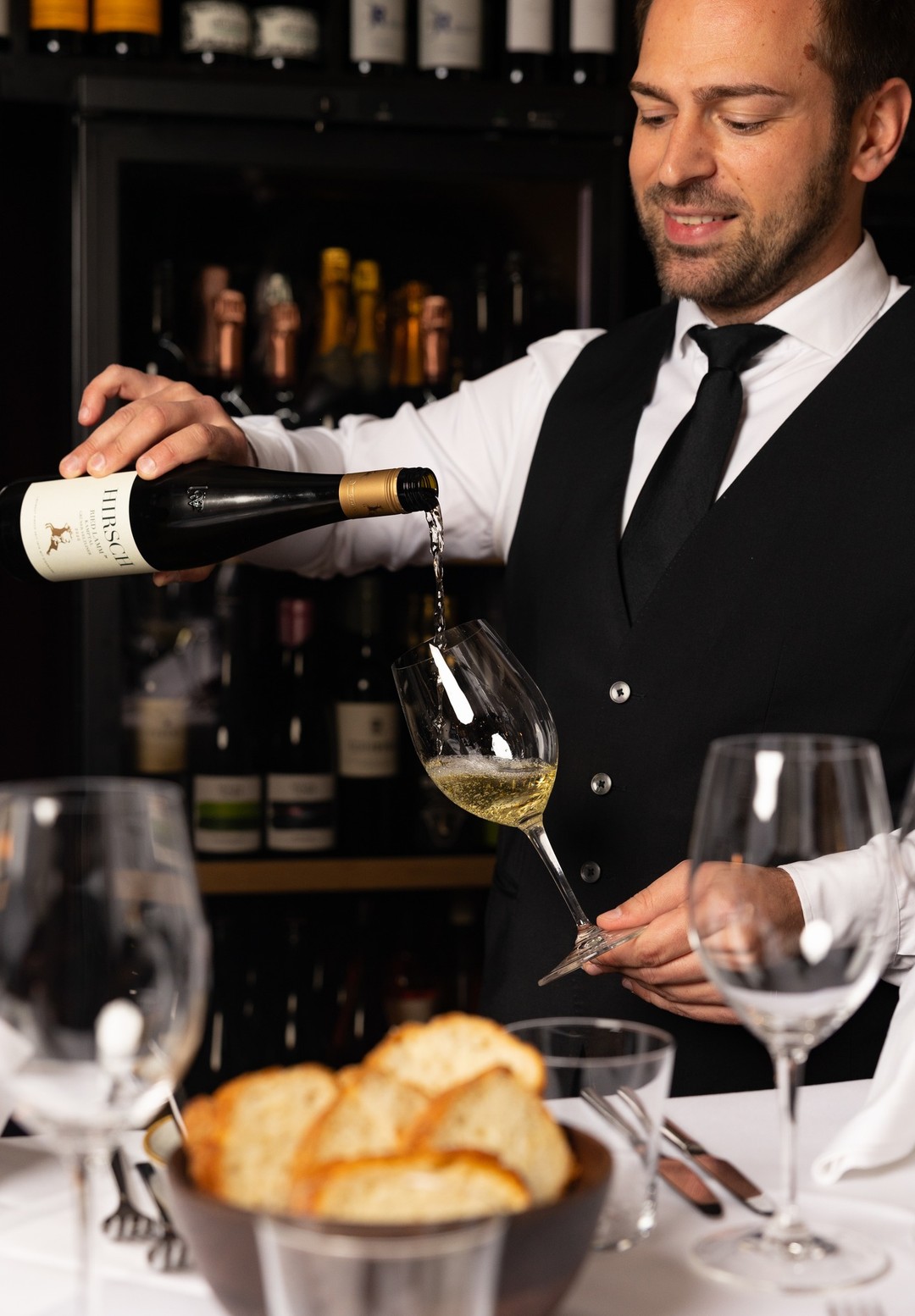 Ein Glas, das den Abend perfekt macht 🍷�Unsere Auswahl an erlesenen Weinen sorgt für das perfekte Pairing zu jedem Gericht. Lust auf eine Empfehlung? Unser Team hilft dir, den perfekten Wein zu finden! 🥂
#wecreatesmiles
#ef16restaurant #wien #vienna #genuss #dinner #exlusive #tasty #afterwork #weinbar #austrian #mediterran #fleischmarkt #1010wien #ef16vienna #wineanddine #weingenuss #foodpairing #sommelierlove #wienessen