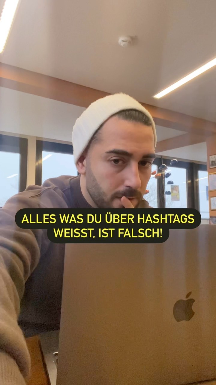 Weil es im Podcast Thema war, gibt es hier auch nochmal einen Reel dazu 👀
Entdecke die Evolution der Hashtags:
Nicht mehr nur Schlagwörter um Reichweite zu bekommen, sondern eher strategische Wegweiser für den Instagram Algorithmus. Heute dienen sie dazu, deinen Content zu kategorisieren und sicherzustellen, dass dein content in der richtigen Community ausgespielt wird. 🚀
Es gibt keine magischer Anzahl, die vor gibt, wie viele Hashtags du benutzen sollst. Ich versuche aktuell 5-7 Hashtags pro Reel anzugeben und das funktioniert ziemlich gut. #️⃣
Was ich unbedingt erwähnen möchte ist, das du nicht so viel Zeit in die Hashtag Suche investieren solltest, denn das ist nur ein klitzekleiner Teil deiner Strategie. Viel wichtiger ist, dass du guten Content produzierst und Mehrwert bietest. 🎬
Wenn du noch mehr über das Thema erfahren möchtest, dann hör dir gern meinen Podcast an, da geh ich detaillierte auf das Thema ein. Den Link findest du in meiner Bio.🎧
@m.o.media_
_____
#instagramtipps #instagramstrategie #instagramlernen #mehrreichweite #sichtbarkeit #hamburg #reichweite #business #selbstständigkeit #socialmediabetreuung