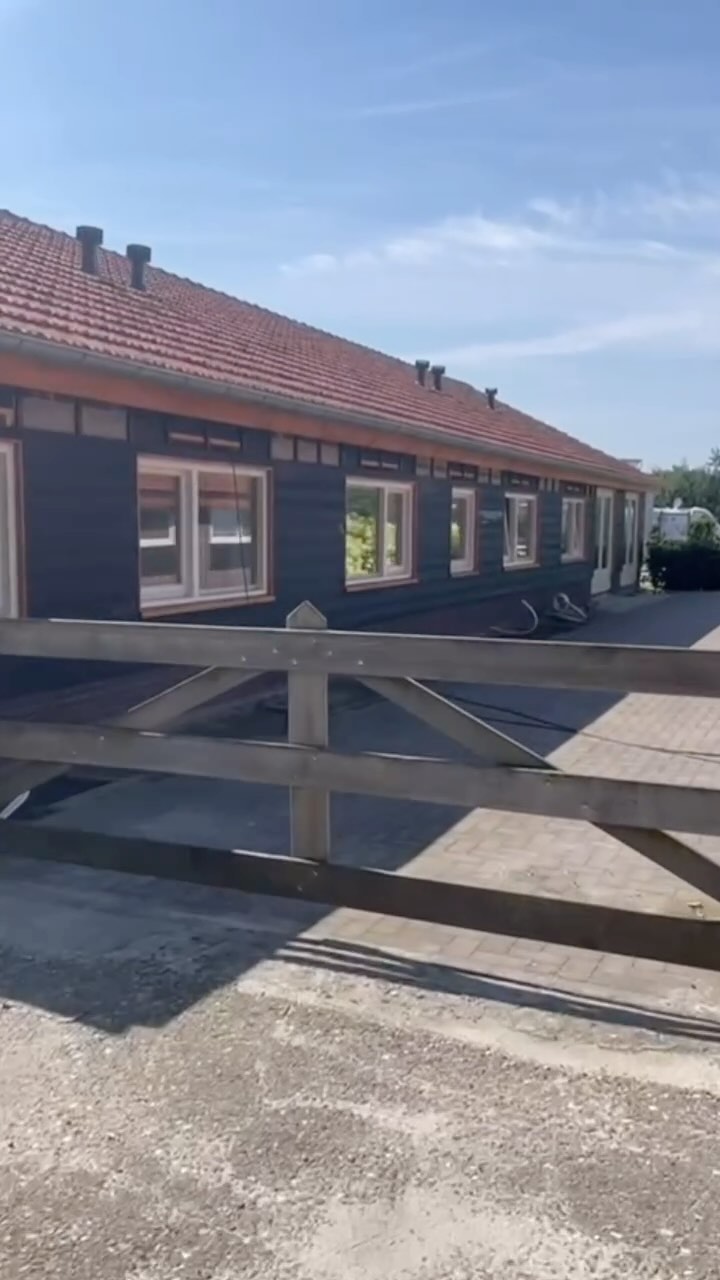 Wat is het mooi geworden bij @hoevelieshout 😍
Camperplaats Hoeve van Lieshout Fietscafé heeft onlangs het café gerenoveerd en daarbij gebruik gemaakt van onze restpartij en vaste voorraad kozijnen.
Daarnaast zijn zij begonnen met de bouw van appartementen en een nieuw sanitair gebouw. Hiervoor hebben zij paneeldeuren en dakkapel kozijnen uit onze vaste voorraad gebruikt. Het begint al super leuk te worden!
Wil jij ook tot zo’n leuk eindresultaat komen? Kijk op onze website voor de mogelijkheden of stuur ons een berichtje.
#fietscafé #kozijnen #paneeldeuren #dakkapel #camperplaats #bouw #renovatie #woononspiratie