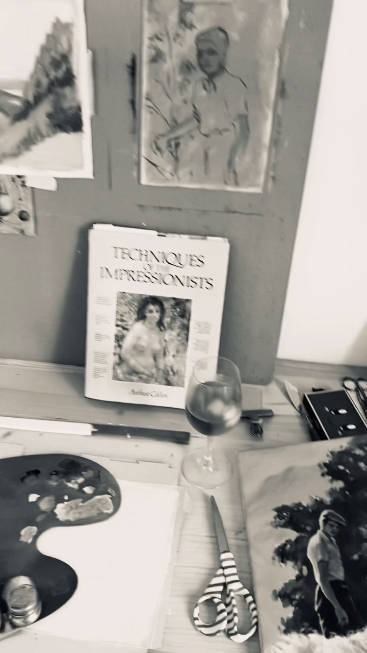 This is exactly how my studio looks right now, I have not moved anything or placed anything anywhere to make it look “better” OBVIOUSLY!!! 🤣 Oh and it’s wine o’clock @superanett and @19pilogbue #artiststudio