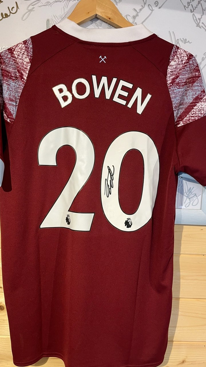 Please enjoy the #reelvideo . All items can be framed at extra , #instadaily #reels #viralvideos #viralaudio #instafollower #signedshirts #footballer #liverpool #folow4folow