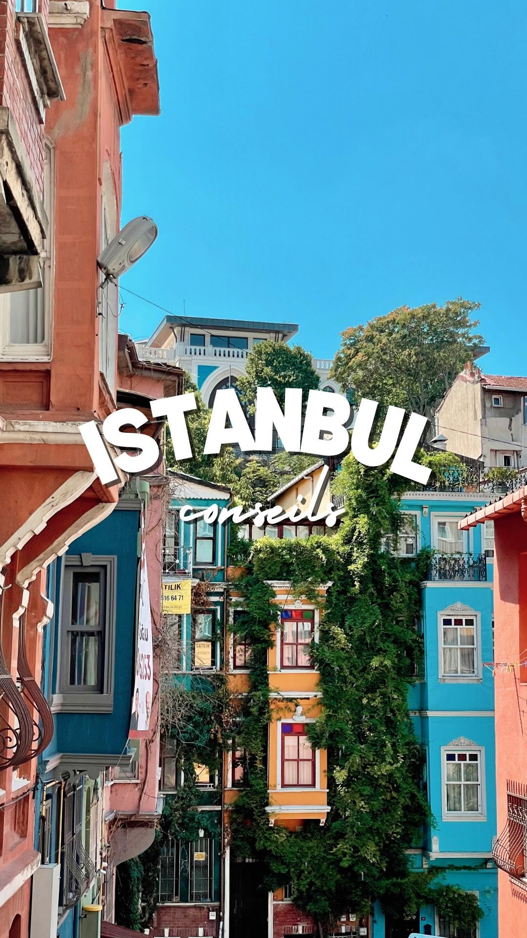 les 5 choses à savoir avant d’aller à istanbul ⬇️
🌞 l’été la température est en moyenne de 29° là-bas alors si tu veux visiter tranquillement sans mourir de chaud, je te conseille les mois d’avril à juin ainsi que septembre.
🚋 il y a énormément de trafic à istanbul, les embouteillages sont très fréquents alors prends plutôt les transports en commun. Achète la « istanbulkart »via les distributeurs pour bénéficier de prix réduits. Une carte peut être utilisée pour plusieurs voyageurs (jusqu’à 5) donc hyper pratique si tu pars à plusieurs !
INFO : si tu atterris à Sabiha Gökçen, sache que les uber n’ont pas le droit de circuler autour de l’aéroport, donc regarde à l’avance quels transports tu souhaites prendre pour te rendre à ton logement.
🕌 comme dans tous les lieux de culte, il y a un code vestimentaire à respecter pour entrer dans les mosquées. Pour les femmes, les cheveux, épaules et jambes doivent être couverts. Pour les hommes, pas de shorts trop courts également. Si nécessaire, des foulards et vêtements sont prêtés gratuitement à l’entrée des mosquées (sauf pour la mosquée sainte sophie où c’est payant).
📱 inévitablement, quand tu arriveras en turquie, ton fortait mobile ne sera plus compatible. Je te conseille donc de prendre une e-sim en amont pour avoir accès à internet pendant ton voyage. À savoir que dans les aéroports à Istanbul, tu n’as le droit qu’à 1h de wifi.
🙏🏼 lors de ton séjour, tu seras potentiellement amené à voir de la pauvreté et de la pollution en te baladant dans la ville. C’est un peu inévitable quand on sait qu’Istanbul fait deux fois la taille de Paris et sa banlieue. Et parce qu’on sait aussi que les réseaux ne sont pas le reflet de toutes les réalités !
Une chose est sûre, je te conseillerais toujours d’aller voir chaque destination de tes propres yeux et il se trouve qu’Istanbul est une ville incroyable à découvrir. 🇹🇷
#istanbul #turquie #voyage #lesaventuresdelo #blogvoyage #conseilsvoyage