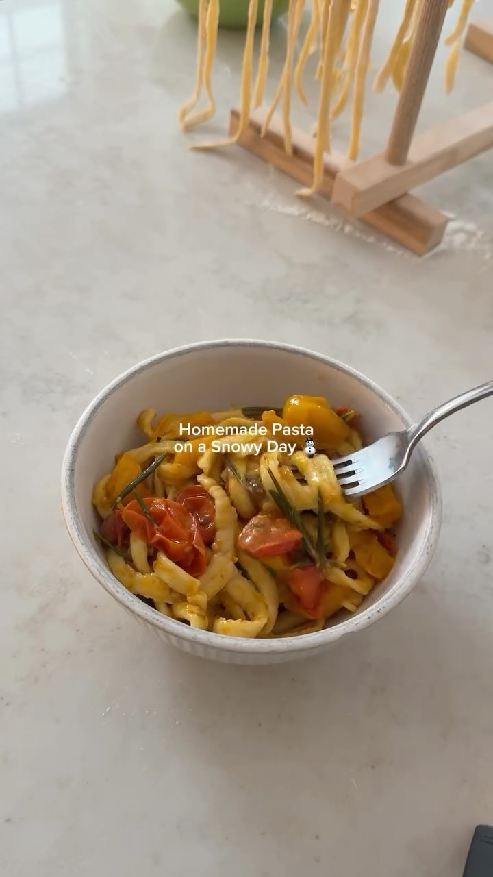 Snowy days call for cozy and delicious meals! Today I had plenty of time to try out my new Christmas gift @surlatable ❄️✨
Pasta Recipe details are waiting for you in the link in bio!
What’s your go-to comfort food on a snowy day?
#CozyVibes #ComfortFood #PastaLover #WinterRecipes #SnowDayVibes #WinterComfort #WarmAndCozy #FoodieFinds #Foodstagram