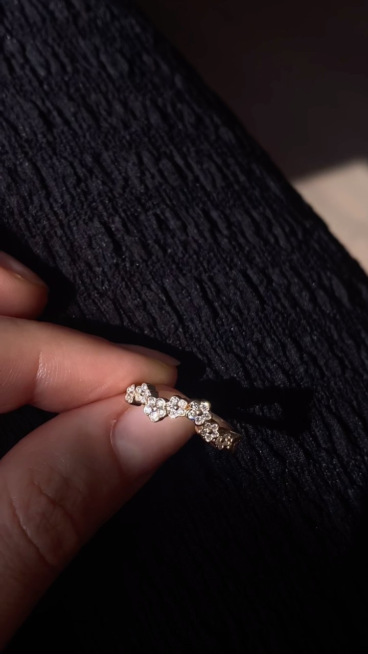 B L O S S O M R I N G
with diamond flowers.
Any time is time to bloom🤍🥰
#ring #blossomring #goldring #diamondrings #weddingband