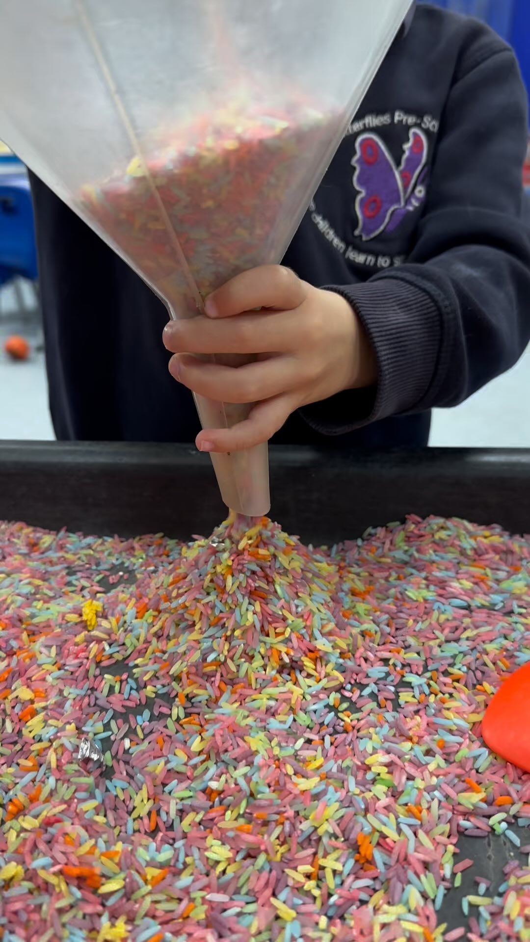 Rainbow Rice Sensory Play π they all LOVED it! #sensoryplay #butterfliespreschool #tufftrayideas