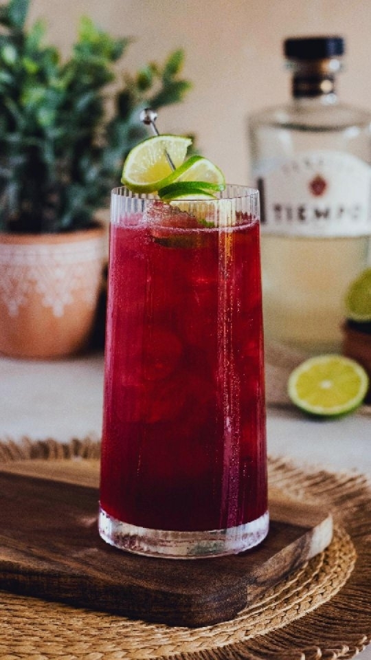 IT'S WORLD COCKTAIL DAY!
To celebrate, we welcome our Mixer Of The Month the incredible Michelle @imbibe_and_vibe__ from @londonessenceco. We've also teamed up with @antonstudiodesigns glassware to bring you a twist on our T&G (or El Diablo).... EL DEMONIO...this beauty is an absolute must for an easy and refreshing show-stopper on any occasion. Thank you, Michelle, for both the recipe and shots
EL DEMONIO
- 50ml @tiempotequila reposado
- 20ml hibiscus syrup
- 15ml lime juice
Shake and strain over ice, top with @londonessenceco ginger beer, and add a lime garnish
Served in the stunning @antonstudiodesigns Empire Highball glass
Hibiscus syrup recipe
- One cup water
- One cup granulated sugar
- One cup dried hibiscus flowers
Boil water and sugar together, remove from heat. Add in dried hibiscus flowers and stir. Steep for around 30 minutes, strain to remove flowers and store in the fridge for up to 2 weeks
SALUD!
#cocktails #tequilacocktail #tequilacocktails #hibiscus