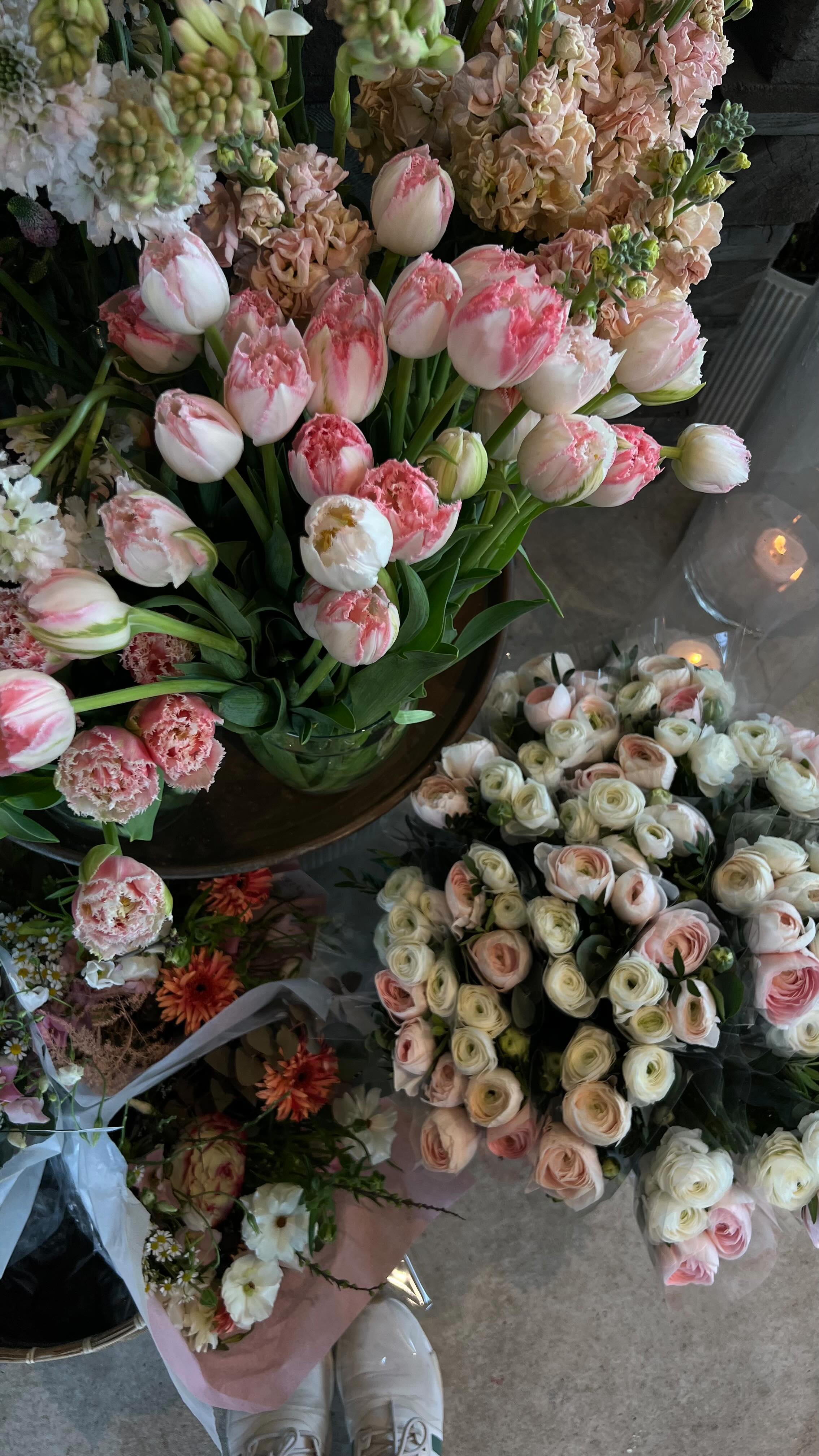 Hhhuuuujuuujuuuuj 🤍 Ihr lieben Rosenblätter
Das war ein richtig schönes Setting - so wie wir Mädels uns das vorstellen ….
Gemütlich in einer mit Blüten gefüllten Badewanne, Milchwasser und was prinkelndes in der Hand🤍
Very hot !!!!
#badewannenshooting #flowers #content #florists #lovemyjob