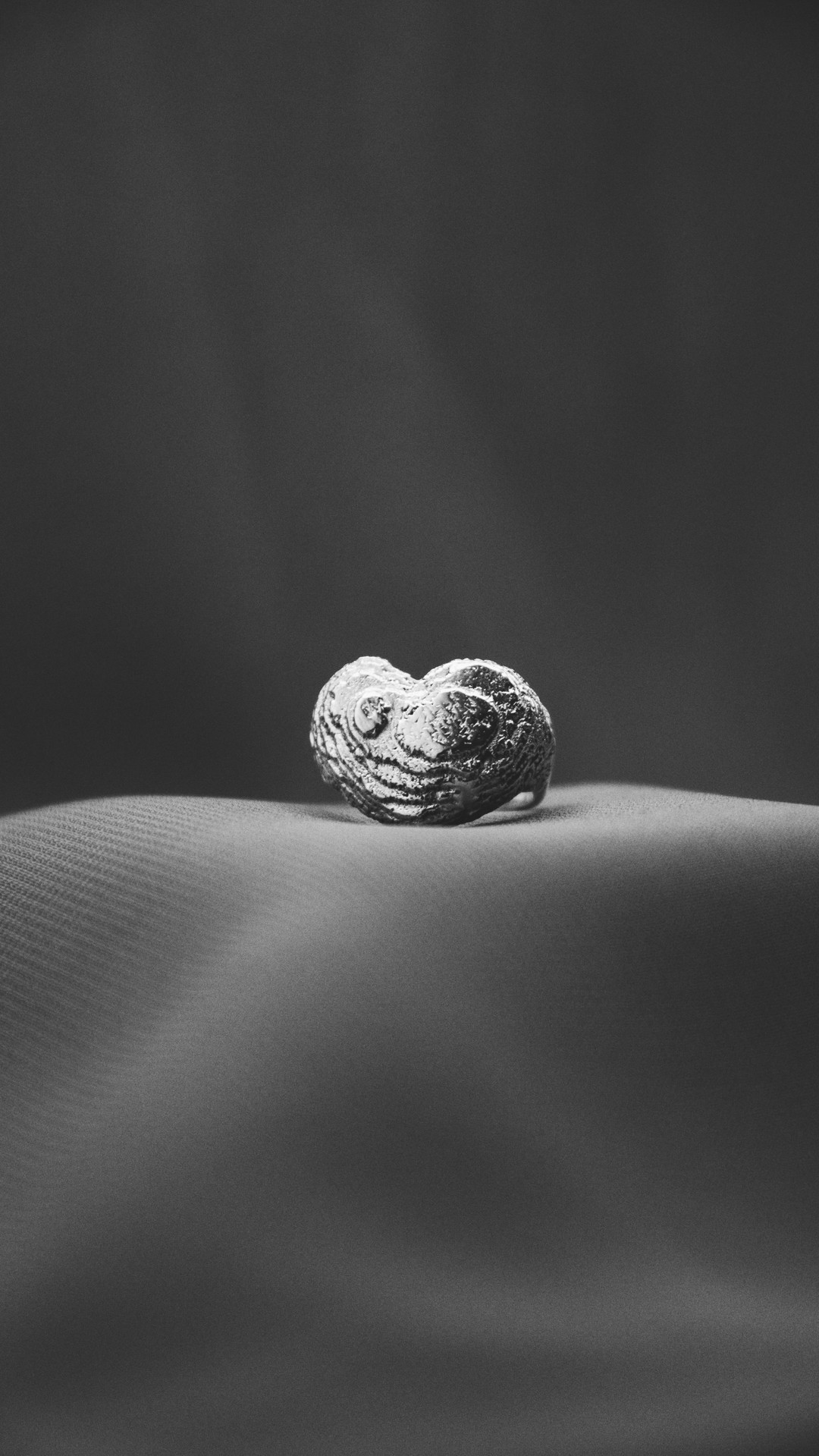 La fonte a l’os de seiche permet une empreinte unique et non reproductible.
#collectionsaintvalentin #baguecoeur #bijouxamour #baguedecreateur #coeur #amour #heartring #ringmaking #handmadering #lovering
#bijouxcreateur #bijouxfaitmain #bijouxsaintvalentin #artisancreateur #jewelrydesigner #saintvalentinesday #ideescadeaux #bijouxpourhomme #bijouxpourfemme #bijouxaudacieux #bijouxargent #bijouxtendance #nouvellecollection #creatricedebijoux #bijouxcoeur #baguecoeur #osdeseiche