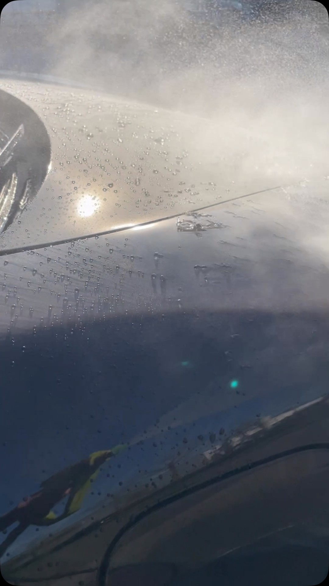 Hou jij ook van het moment dat het water als parels van je wagen afrolt? 💧✨ Kies dan voor een keramische coating! Deze beschermt je wagen langdurig tegen invloeden van buitenaf. Je auto blijft niet alleen langer schoon, maar wordt ook makkelijker te wassen en behoudt die prachtige showroomglans.
Wil je meer weten over een keramische coating voor jouw wagen? Neem contact met ons op!
📧 info@verschore.be
📍 Krommewege 38B, Maldegem
📞 0494 58 38 89