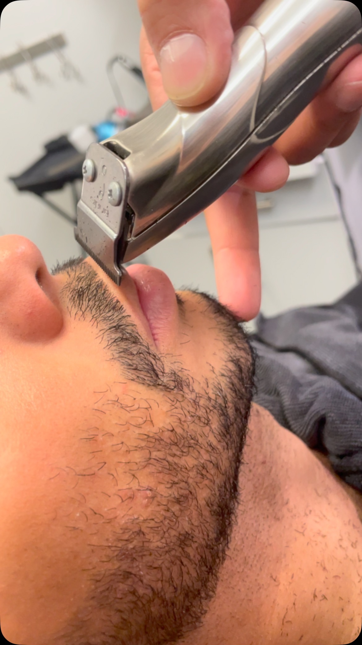 “No Shave November” doesn’t mean your beard still can’t look fresh. 😎
‼️Book in our Bio
-
#reels #reelsinstagram #reel #beard #bearded #andis #barber #barberlife #barbering #menshair #hairtutorial #barbertutorial #monterostyles #stmnt #hairstudio #sarasotasalon #sarasota