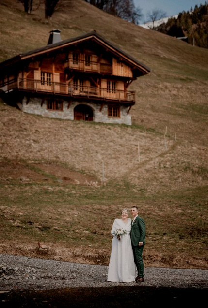 Aller on se fait un flash back sur la fin de l'hiver sur les hauteurs savoyardes en compagnie de
Alexandra et Adrien.
Une Ode à la montagne qu'ils aiment tant eux qui sont venus du nord et on amené dans leur valise famille et amis.
#montagne #savoie #hautesavoie #mountains #mountainsmood #weddingplanner #neige #lespiedsdanslaneige #vert #hivernal #fleurdecoton
-----------------
📸@patricemestariwedding
💐@lameenfleurs
🏔️La Datcha restaurant
📖@aura_decoration
----------------