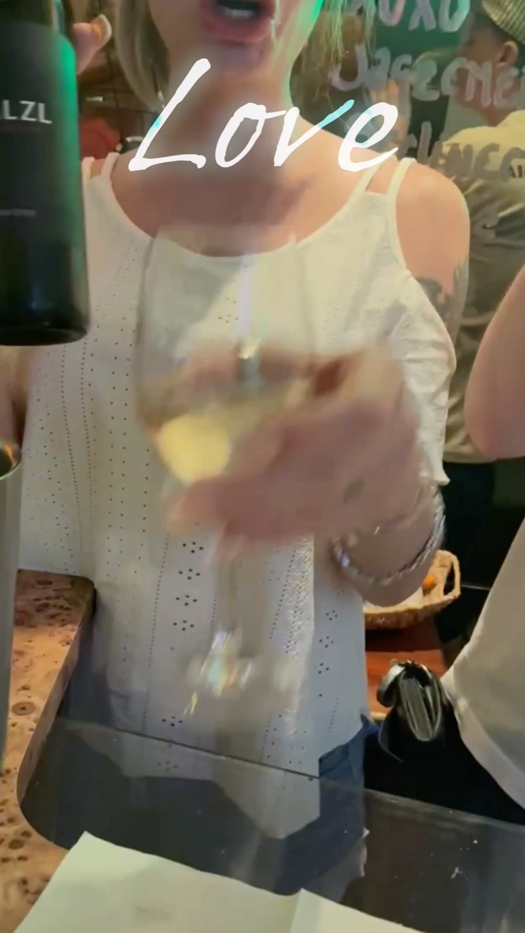 Chardonnay-Genuss im Predigerhof 🍷✨
Jetzt probieren!
Chardonnay delight at Predigerhof 🍷✨
Try it now!
#Predigerhof #GayBarZurich #WineVibes #ChardonnayLove