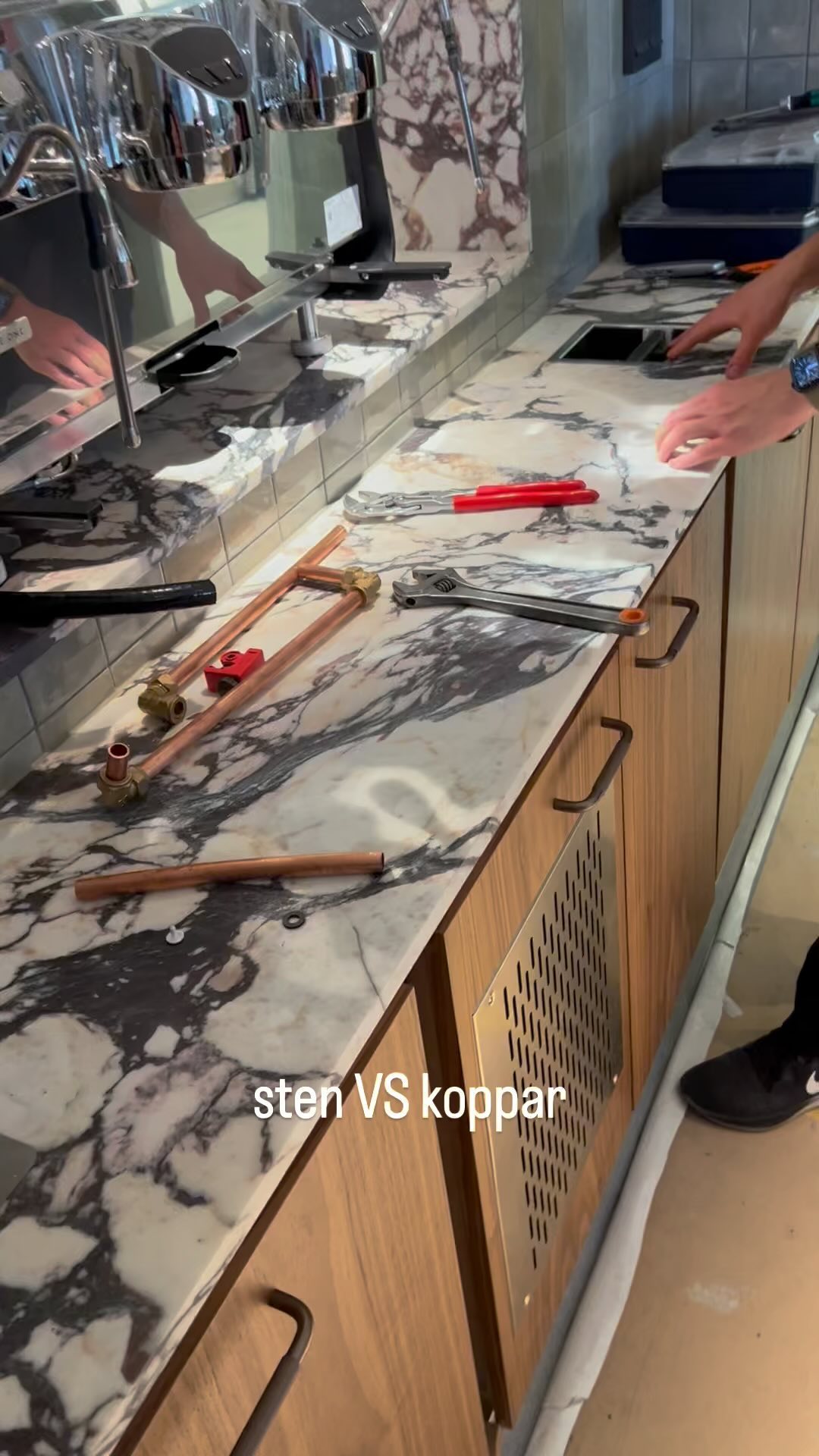 Sthlm mitt i smeten har de klätt in hela expressostationen i sten, fantastiskt tycker. Vi löser avloppet med lite koppar på sidan bara.