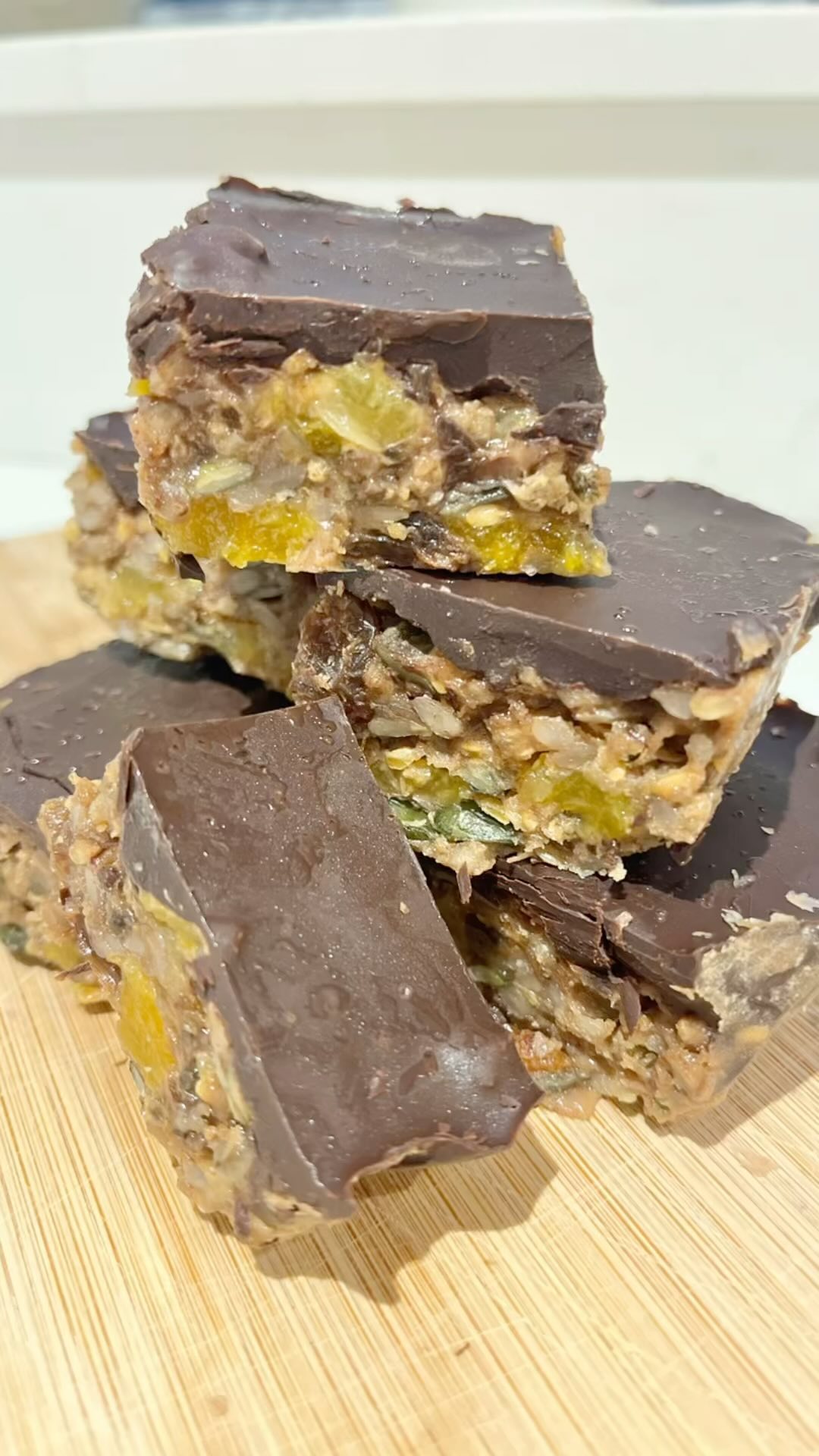 Protein fruit & seed snack bars
NO BAKE
SPEEDY
NOURISHING
LETS GO
Ingredients
🍇 85g tahini
🍇 100g mixed seeds
🍇 100g dried fruit of choice (I used dates and apricots)
🍇 4 tbsp choc protein powder
🍇 75g dark choc
🍇 1 tbsp coconut oil
🍇 pinch salt
Method
1. Combine fruit and seeds
2. Add tahini
3. Mix protein powder with some water to create a paste and add to mix
4. Press into tin
5. Melt chocolate and coconut oil and drizzle over
6. Refrigerate for at least 2 hours
Makes 8 slice s
Nutritional info
🫶🏻 yes protein
🫶🏻 yes fibre
🫶🏻 yes good fats
🫶🏻 yes anti inflammatory
🫶🏻 just yes
272kcal. Carb 23g. Protein 10g. Fat 18g. Fibre 5g.
💓 enjoy 💓
Warm wishes, Dr Grace 🌿
#womenshealth #womensnutrition #healthfood #proteinsnack #fibresnack #menopausediet