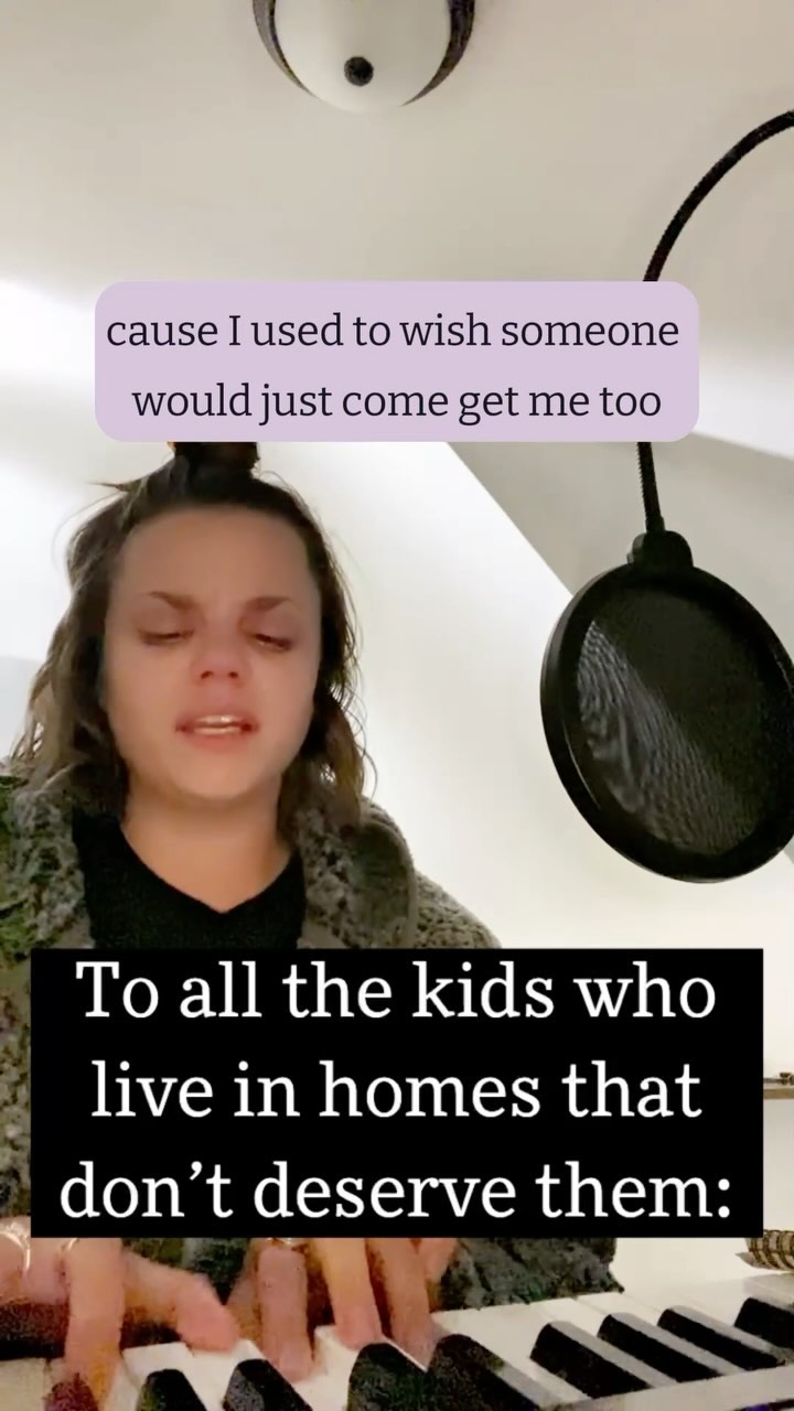 Whew, this one is tough for me to post. To you my dear, to the precious little peanuts in your life, to all the people whose normal has always been dysfunction & dystopia, you are not alone🩵
There is an immense grief that sits on top of the cards that held us hostage.
I know it all too well, and I wrap my whole heart around you if you do, too. 🩷
#innerchild #innerchildhealing #cardswearedealt #grief #protectkids #original #originalmusic #discover #vocalist #songwriter