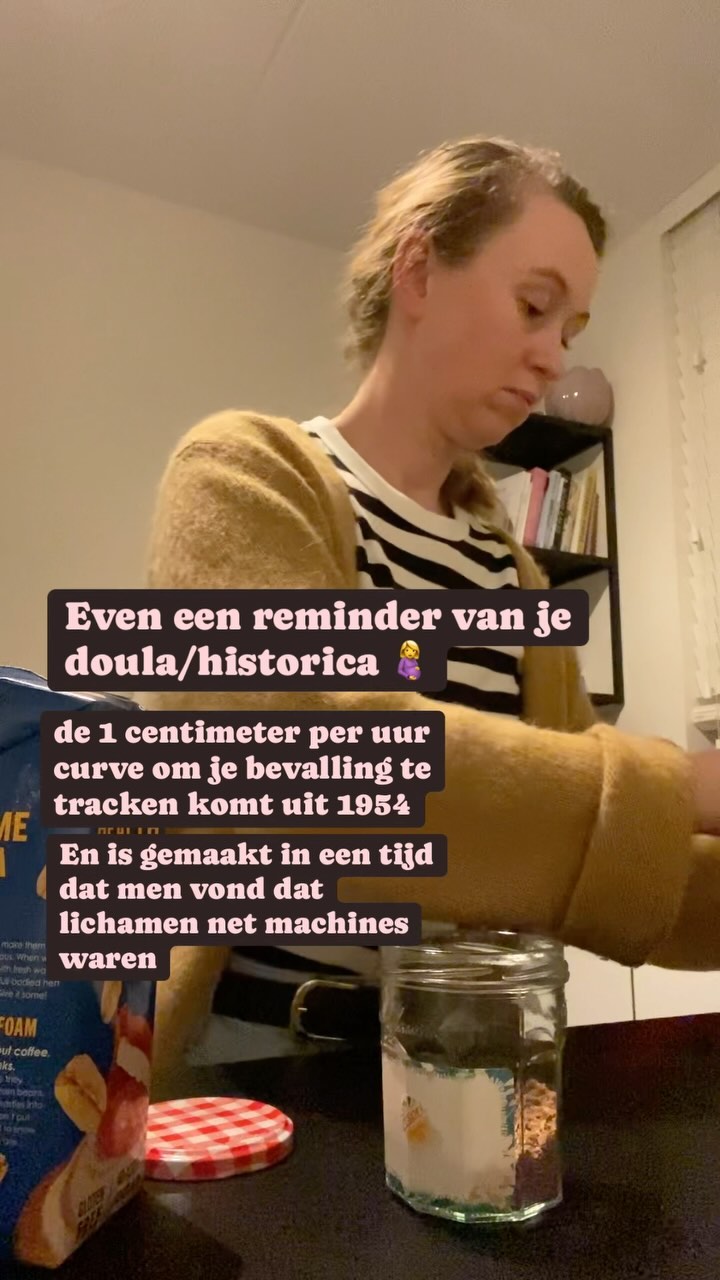 Toen ik hierin dook wist ik niet wat ik las 🤯
In 1955 publiceerde dr Emmanuel Friedman van de Columbia universiteit (VS) een studie over de duur van de ontsluiting op basis van zijn observaties van 500 vrouwen tijdens geboortes in één ziekenhuis in New York.
Uit zijn onderzoek komt naar voren dat vrouwen gemiddeld 1 centimeter per uur ontsluiten.
In die tijd was in de VS de zogenaamde ‘twilight sleep’ nog heel gewoon tijdens bevallingen: vrouwen werden volledig of gedeeltelijk verdoofd en buiten westen gebracht. Dan bevielen deze vrouwen vaak door middel van een verlostang op de operatiekamer, volledig buiten kennis. 🤯
En van de 500 vrouwen die meededen met deze studie was maar liefst 96% verdoofd.
Daarnaast: in dit specifieke ziekenhuis werden alleen witte vrouwen toegelaten. Zwarte vrouwen hadden vaak sowieso geen toegang tot de ‘twilight sleep’.
Vandaag zou zijn onderzoek onethisch zijn vanwege de inwendige onderzoeken op verdoofde en slapende vrouwen.
De geboortezorg is enorm veranderd, er wordt nu gebruik gemaakt van een epiduraal en er wordt veel meer ingeleid. Daarnaast is de tangverlossing zo’n beetje verdwenen.
En toch wordt de Friedman’s curve nog steeds gebruikt en aangehaald in de verloskunde.
Een vrouwenlichaam is geen machine, het is prachtig, intuïtief, circulair en krachtig. De focus op centimeters leidt alleen maar af van waar het echt om draait: om een moeder en haar baby.
PS: Ja, ik ben naast doula ook van origine historica 🤓
#bevalling #bevallen #doula #bevallingsvoorbereiding #doulautrecht #doulaamersfoort