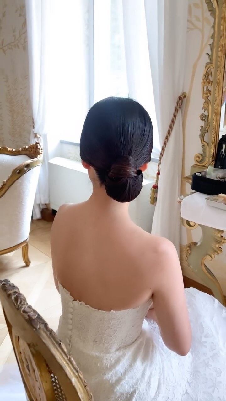 A sleek knotted bun for brides seeking a timeless look offers a classic and elegant style that never goes out of fashion. It’s simple yet sophisticated, complementing any wedding dress beautifully while maintaining a sense of understated luxury.
Photography @stepanvrzalaphoto
Hair & Makeup @jiyoungyangbeauty
#jiyoungyangbeauty #bridalhair #koreanmakeupartistinparis #timeless
