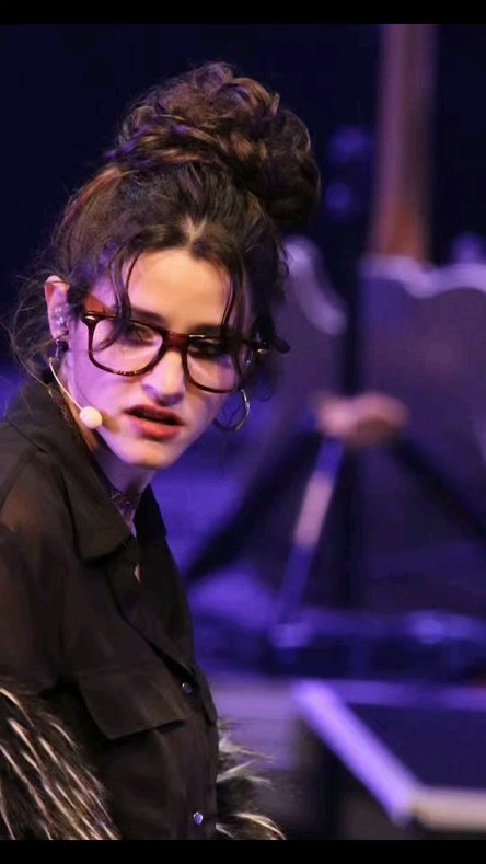 Elle vibre quand elle chante sur scène ou devant un public et qu'elle interprète des personnages ! Marine a des bases lyriques puis une formation en comédie musicale en chant.
La danse est sans conteste un défi exaltant, sa détermination à apprendre et se perfectionner ne fait que grandir.
Dans son dernier spectacle : “Groupe Suivant !”, elle jouait Léa Blum, assistante surmenée de Miranda, au Théâtre Andrée Malraux de Rueil-Malmaison (800 places).
De plus, elle a également participé à la logistique et régies du spectacle en tant que chargée de projet à l'Avant Scène : organisation de l’atelier comédie musicale, gestion opérationnelle du spectacle “Groupe Suivant !” (régisseur plateau, scénographie ...). Marine est polyvalente et excelle en comédie musicale.
Pour suivre cette artiste c'est par ici @marineanais27 professionnel du spectacle, vous souhaitez contacter cette artiste ? Rdv sur notre site / Lien en bio
#chanteuse #chant #danse #théâtre #comédiemusicale #spectacle #artiste #ohlartiste