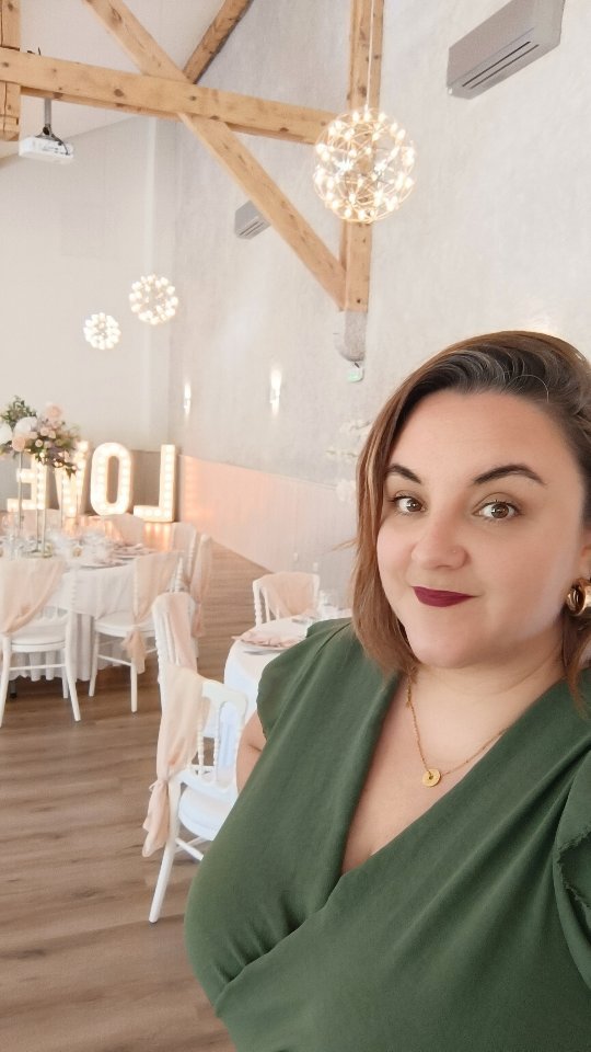 ✨Julie et Maxime ✨
Ce qui me plaît énormément dans ce métier et qui me donne la sensation d'être à ma place,
Ce sont d'abord des rencontres d'âmes à âmes, de belles histoires d'amour, auxquelles j'ai l'honneur de poser ma petite touche à leur grand édifice.
Puis on parle des couples, mais il y a aussi des rencontres professionnelles, consœurs, partenaires, ou gestionnaires de domaines nous sommes tous animés par la même passion.
Ce métier se vit comme cela avec passion et amour,
Sans lui qui sait où je serais aujourd'hui....
---------------
Wedding team
@chateaudefaverges
@lamalleodecos
@latulipenoire.artfloral
@ideeotraiteur.events
@remiportier_photographie
Nos mariés @zabizabo et @max_duffaud
----------------
#love #amour #passion #amitié #rencontres #weddingplanner #entrepreunariat