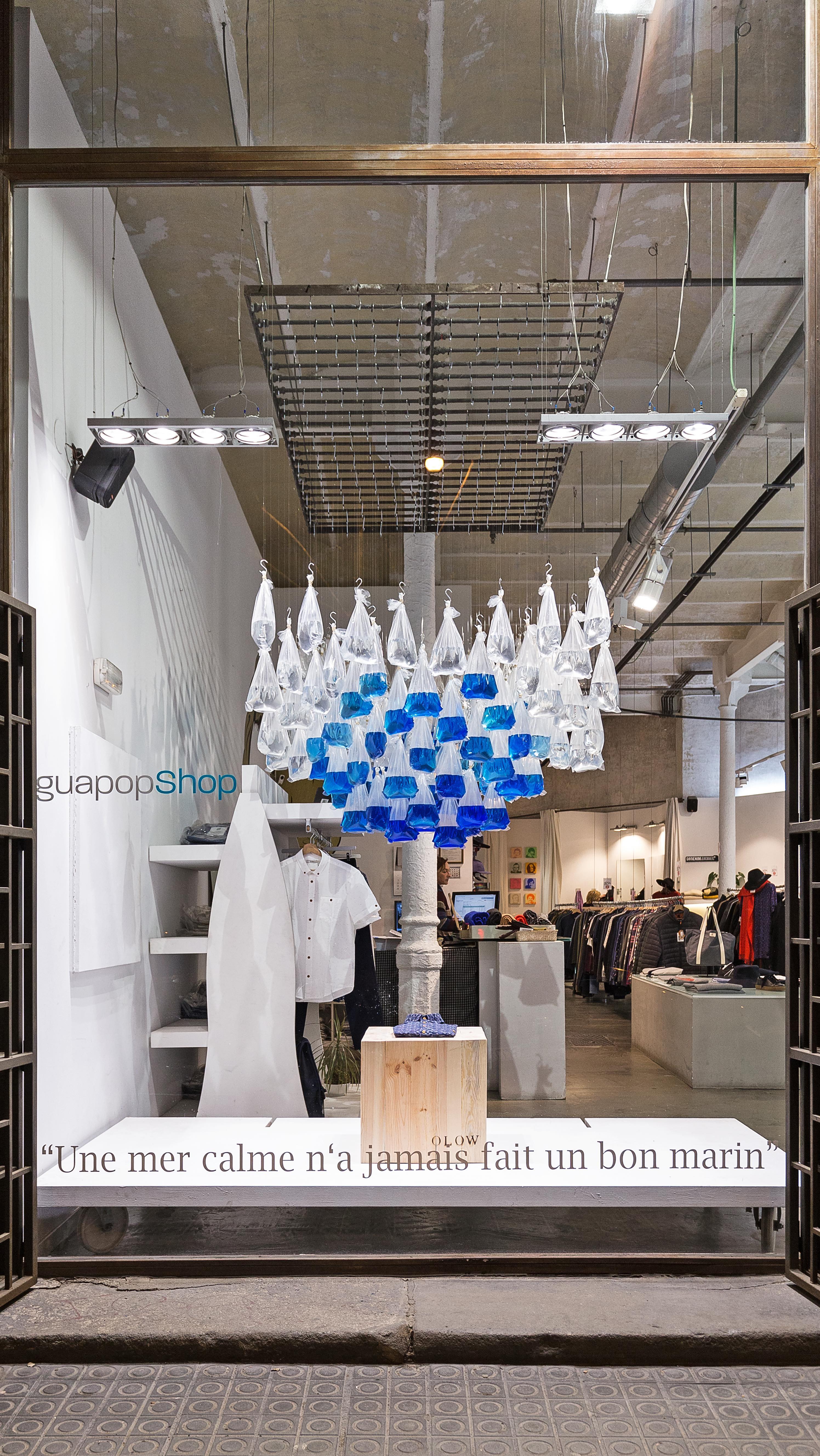 Todo comunica.
Hace décadas que las tiendas dejaron de ser un canal de distribución.
Para transformarse en un canal de comunicación.
Pero aún hay muchas marcas que diseñan sus tiendas con oficinas de arquitectura que habilitan espacios comerciales pero no trabajan la comunicación.
O con agencias de publicidad que saben de branding pero no tienen experiencia con el espacio y el diseño de interiores.
En Pizarra Studio desarrollamos una comprensión profunda de los parámetros del retail.
Pensando y trabajando de manera integral los conceptos de comunicación, gráficas, espacio y el mundo digital.
De este modo, buscamos potenciar el factor de diferenciación más importante -además del precio- de un producto o servicio:
La experiencia holística del cliente.
Últimamente también conocida como customer journey.
Nuestros proyectos de diseño de espacios comerciales holísticos son el trabajo interdisciplinario entre marketing, arquitectura y diseño.
Para lograr un buen proyecto de retail design es necesario integrar y ejecutar esta comunicación.
Trabajando diversos puntos de contacto con el cliente.
Dentro y fuera del espacio comercial.
Algunos de nuestros servicios son:
DISEÑO DE VITRINAS 🪟
DISEÑO DE TIENDAS 🏪
DISEÑO DE SEÑALÉTICA 🚏
DISEÑO DE PACKAGING 🎁
DISEÑO DE SITIO WEB 💻
DISEÑO DE POP UP STORE ⛺️
CREACIÓN DE CONTENIDO PARA RRSS 📱
DISEÑO DE IDENTIDAD VISUAL 📇
DISEÑO DE MOBILIARIO 🪑
DISEÑO DE RESTAURANTES 🍽️
Conoce todos los puntos de contacto y servicios que ofrecemos en Pizarra Studio.
Con el método de las 5Ss del espacio comercial holístico en nuestro sitio web! (link en la bio)
#storedesign #retaildesign #sensorial #social #retail #design #store #tienda #espaciocomercial #diseño #diseñodetiendas #shopping #branding #experience #sustainable #space #strategy #storedes ign #holistic