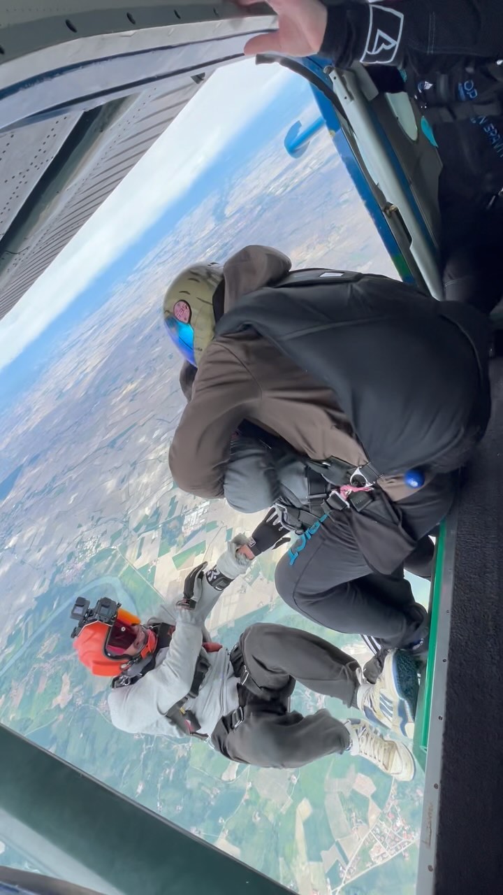 🔥🅝🅤🅞🅥🅐 🅝🅔🅦🅢🔥
✅ 𝗟𝗔𝗡𝗖𝗜 𝗜𝗡 𝗧𝗔𝗡𝗗𝗘𝗠 𝗧𝗨𝗧𝗧𝗔 𝗟𝗔 𝗦𝗘𝗧𝗧𝗜𝗠𝗔𝗡𝗔!
🪂𝘝𝘪𝘦𝘯𝘪 𝘢 𝘱𝘳𝘰𝘷𝘢𝘳𝘦 𝘪𝘭 𝘵𝘶𝘰 𝘭𝘢𝘯𝘤𝘪𝘰 𝘪𝘯 𝘛𝘈𝘕𝘋𝘌𝘔!
📲𝕊𝕔𝕣𝕚𝕧𝕚𝕔𝕚 𝕚𝕟 𝔻𝕄 𝕠 𝕤𝕦 𝕎ℍ𝔸𝕋𝕊𝔸ℙℙ
🔗 ℙℝ𝔼ℕ𝕆𝕋𝔸 𝔻𝔸𝕃 𝕃𝕀ℕ𝕂 𝕀ℕ 𝔹𝕀𝕆
#casalemonferrato #piemonte #lombardia #milano
#skydivetandem #liguria #genova #happyplace #jump #italy #experience #instagram #igphoto #canopy #parachuting #aircraft #sky #love #réel #instagramreels #gift #magic