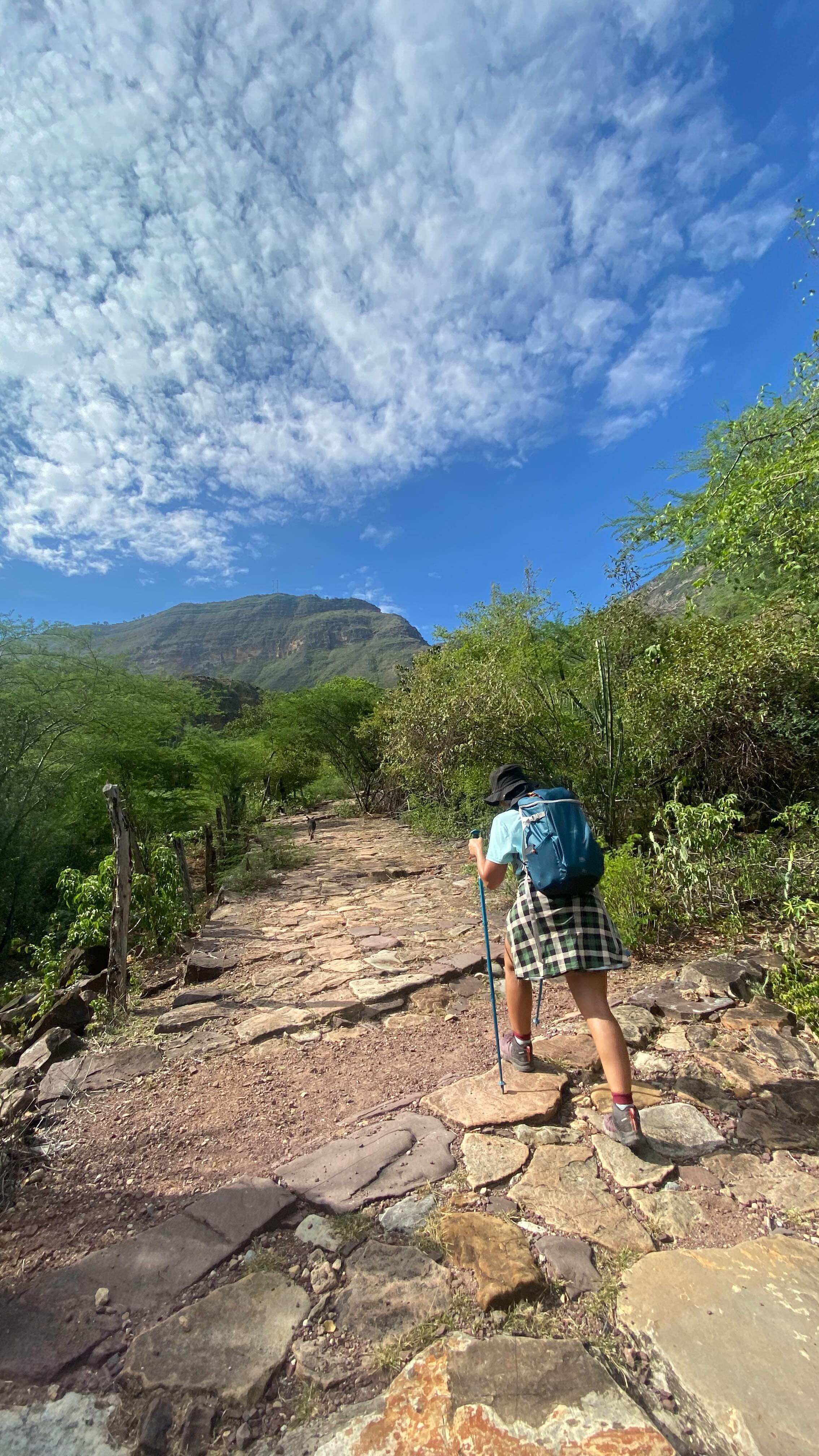 Esto fue lo que vivimos en nuestra experiencia de Jordan🏜️, mucho sol🌞, risas que consideramos terapia🫶🏽, cansancio que aceptamos y resistimos con intención🙌🏽, baño en piscina en medio del calor sofocante del cañón💦, almuerzo típico de la región 🍲 , delcioso café como siempre de @cafebajosombra ☕️, @nimble_snacks_col alimentando nuestras aventuras 🍫, definitivamente una experiencia inolvidable. Al final no se trata de “coronar” la cumbre de la montaña, sino de disfrutar el trayecto, el viaje interno. Puro y duro desarrollo personal sudando los demonios que todos tenemos, pero en la montaña, que no es lo mismo 😉
.
Atentos a nuestras próximas experiencias que se vienen cargadas y con toda 🚀
.
#todosalamontaña