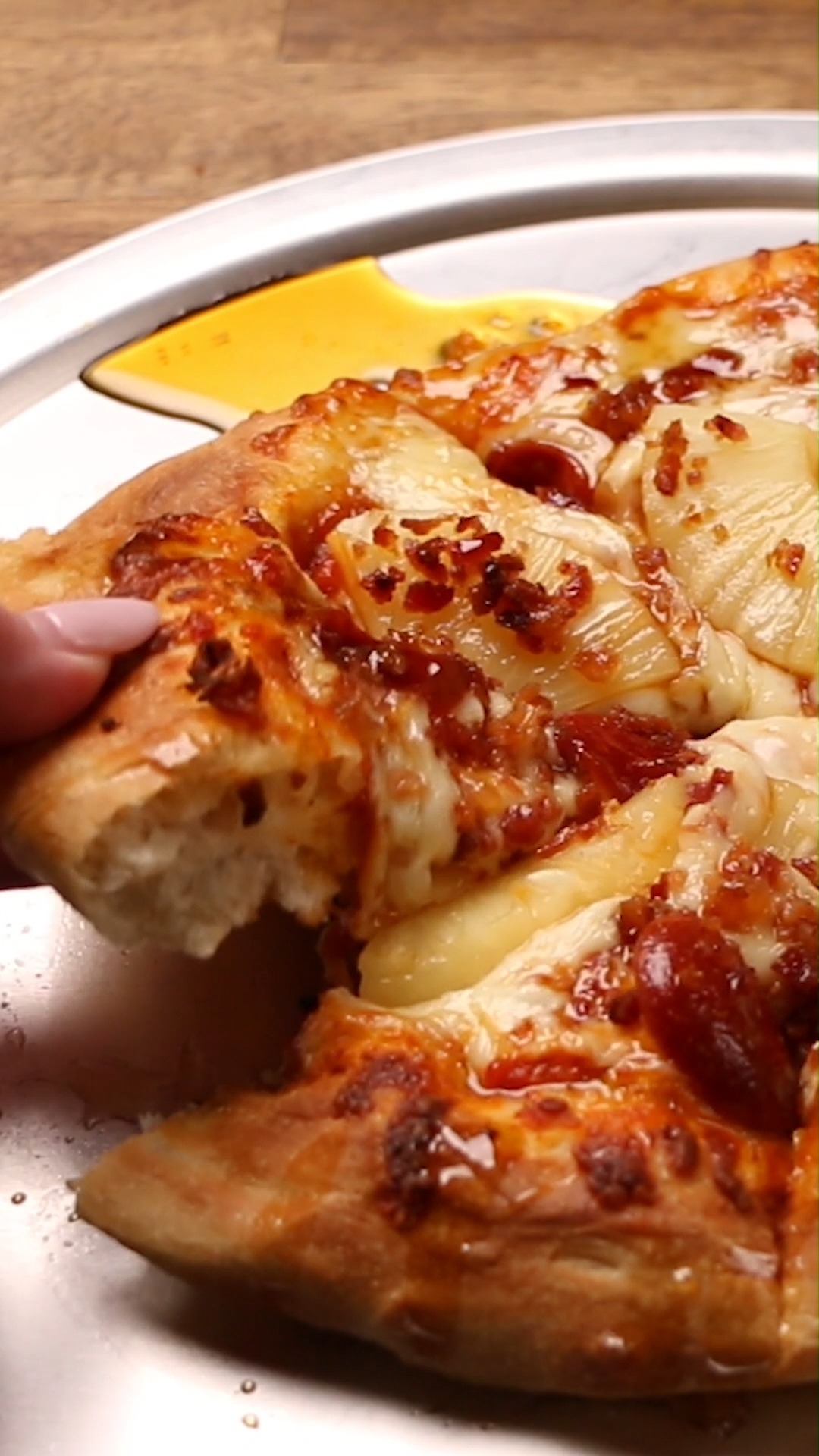 Sweet, spicy, and made for summer. 🌴 Hot Tropic brings the heat with spicy pepperoni, smoky bacon, and juicy pineapple, all finished with a golden drizzle of hot honey. It’s the perfect balance of bold flavor and tropical vibes — one bite, and you’re on island time. 🍍🔥🍕 Visit tiseos.com/cookbook for the recipe!