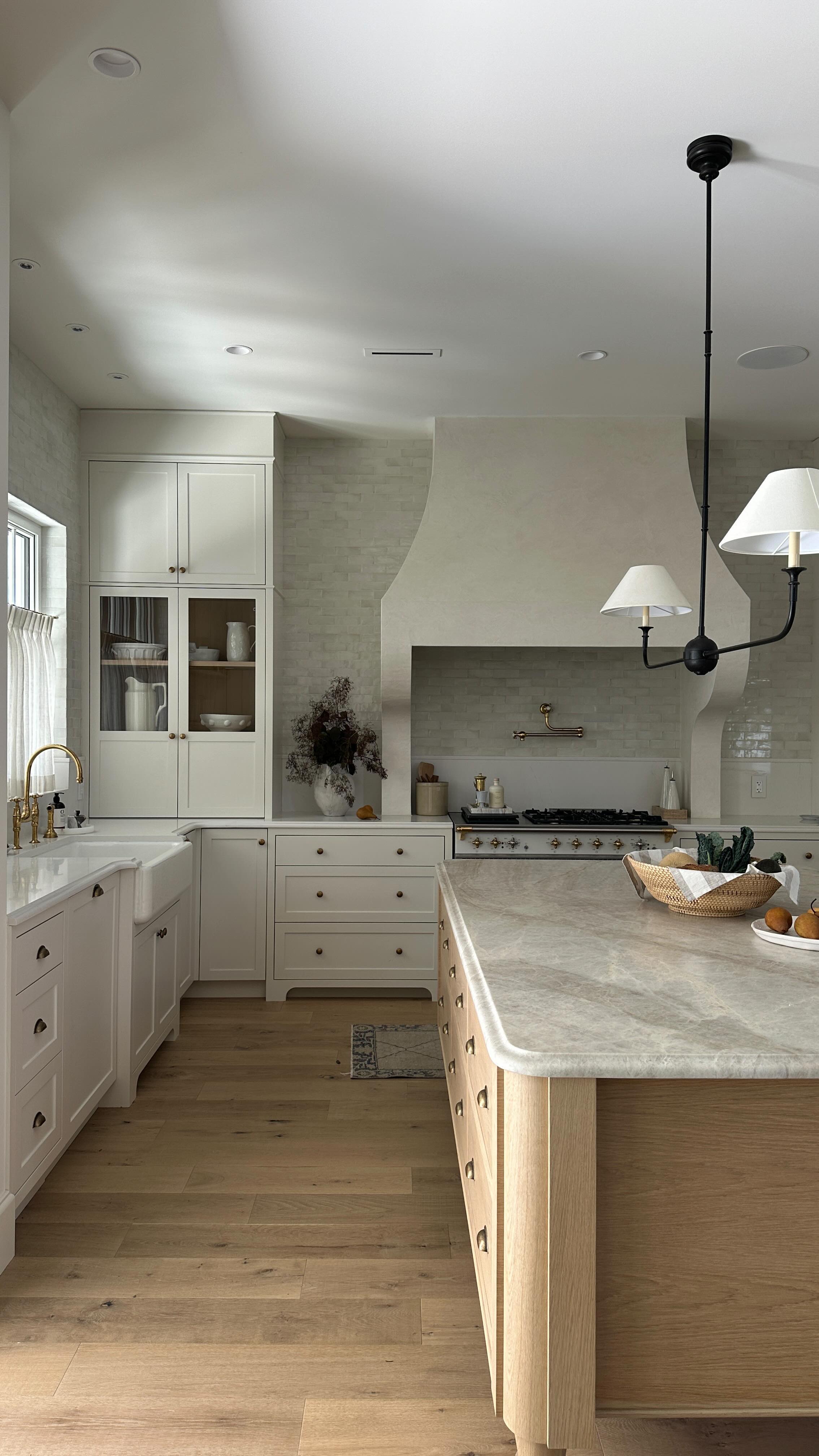 Peaceful musings in a beautiful kitchen.
Let us know what products and details catch your eye.
Designed by @damicidesign
Styled by @monikahibbshome and @damicidesign