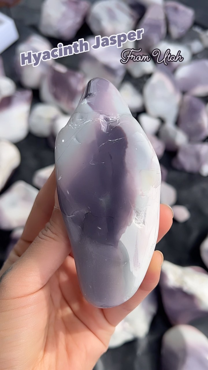💟 𝓗𝔂𝓪𝓬𝓲𝓷𝓽𝓱 𝓙𝓪𝓼𝓹𝓮𝓻 💟
A relatively new find from Utah known for its perfectly blended shades of purple, pink, and grey. I was super surprised to find only a limited amount of these in Tucson but dont worry, I definitely picked out some pretty chunky ones for you guys!
Available on our next live sale: 2/10 @ 12PM MST
——————
Follow our feed sales page:
@shopamorstones
Shop all our beautiful crystals available on our website:
www.amorstones.com
#hyacinth #hyacinthjasper #jasperstone #jasperstone #tucsongemshow #tiffanystone #crystals #minerals