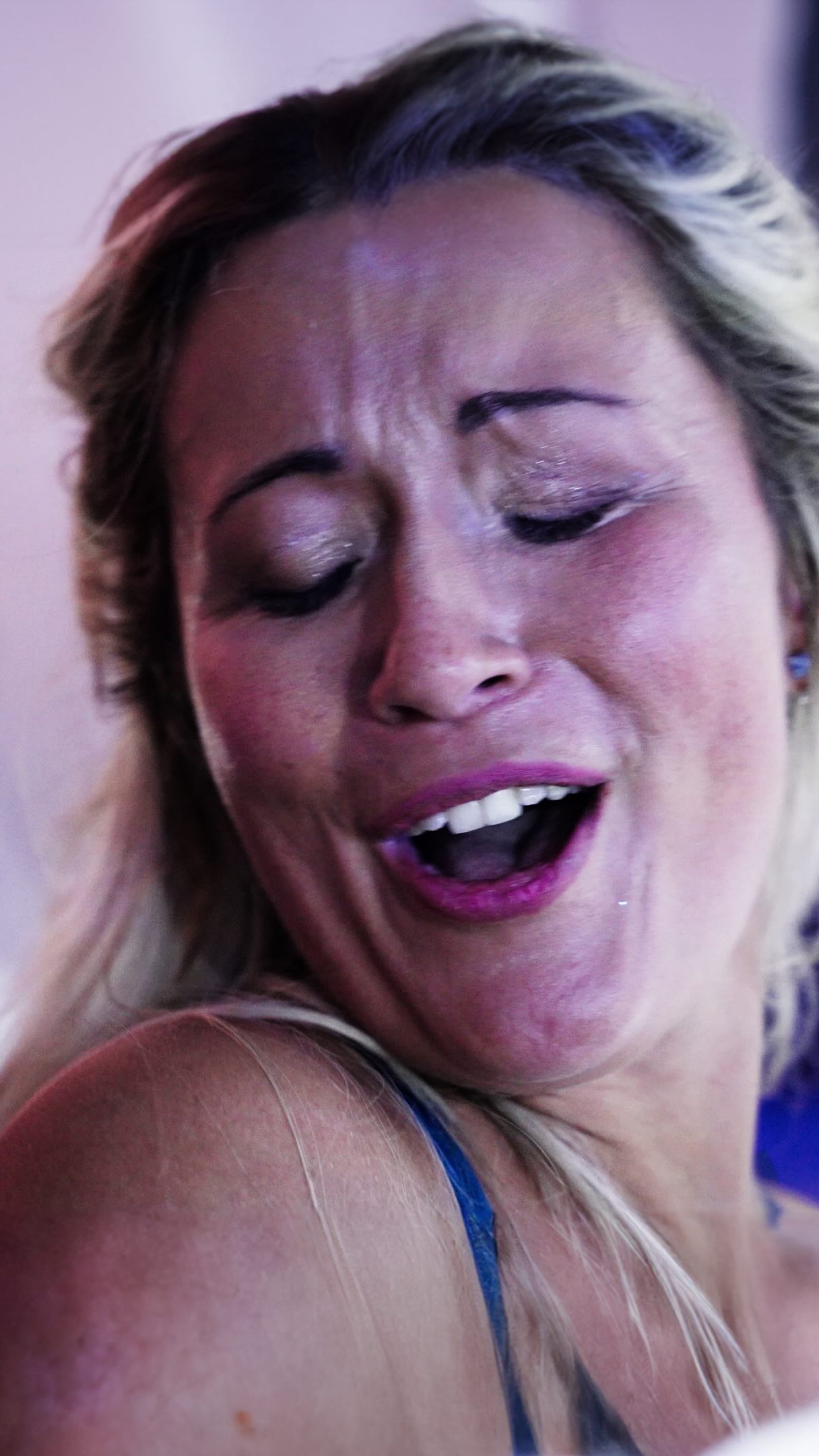 Je travaille au quotidien pour créer un film de mariage qui vous ressemble 👩🏻❤️💋👨🏻
C’est dans ce but, que je cherche à m’améliorer constamment. En ce moment, je travaille à améliorer cette partie festive du mariage, afin de vous faire revivre la fougue et l’ambiance de folie que vous avez vécu le jour J 🕺🏻
Et que dire du mariage de @julie__cano & @youman1978… une soirée de dingue et une piste de danse en feu 🔥
#mariage #wedding #weddingvideo #weddingday #weddingnight