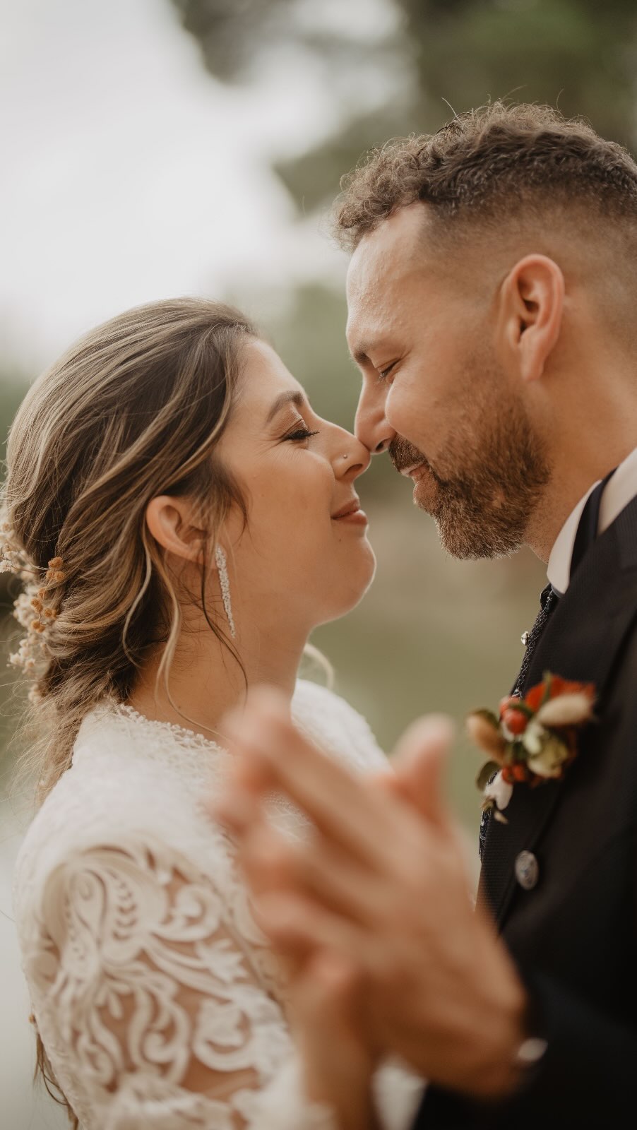 ✨ La boda de Jessica y Rubén en el restaurante Moli de L’Escala fue una de las más emotivas que he tenido el honor de capturar. Cada detalle estaba lleno de amor y sentimiento.
Uno de los momentos más conmovedores fue cuando Rubén escuchó en la intimidad una canción que Jessica había compuesto especialmente para él, relatando su hermosa historia de amor. La emoción en sus ojos fue simplemente mágica. 🎶❤️
Otro momento que me emocionó profundamente fue cuando se leyeron los votos el uno al otro antes de la ceremonia, sin verse, espalda con espalda. Fue un instante lleno de sentimiento y promesas sinceras. 💌
Además, toda la boda estuvo acompañada por su adorable perrita Blacky, quien aportó aún más ternura y alegría al día. 🐾
Gracias, Jessica y Rubén, por permitirme ser parte de vuestro día inolvidable. 🌟
Finca : @molidelescala
Fotos : @hyggeweddings
Wedding Planner & designer : @eltallerdeniceday
Vestido : @yolancris
Flores : @abeliaimel
DJ : @reverbevents.oficial
#BodaEmotiva #VideografoDeBodas #MoliDeLEscala #AmorVerdadero #HistoriasDeAmor #BodaConPerro #filmmaker