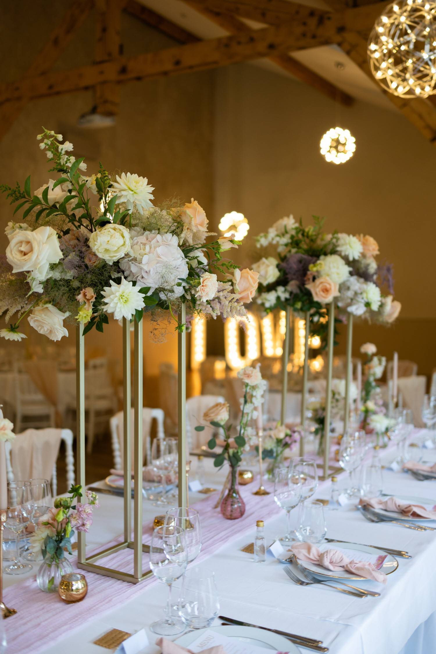 Chaque mariage a son univers bien particulier, mais quel bonheur d'imaginer avec vous tous ces petits détails.
Julie et maximes nous ont invités au @chateaudefaverges et on choisi un ensemble de couleurs pastelles, des détails dorés et beaucoup d'élégance.
Et que dire de leur beauté!
Ce bouquet imaginé par ma partenaire de depuis longtemps maintenant @latulipenoire.artfloral.
La papeterie se parait de détails en feuille d'or,
Les touches de lumière font le reste.
Pour emporter ses souvenirs pendant longtemps, c'est @remiportier_photographie
Qui a immortalisé avec talent cette journée pas tout à fait comme les autres.
#chic #lyxurywedding #elegantwedding #elegant
#weddingplanneralpes #weddingplanner #pastel
#fleurs #blossom #doré #weddingdress #weddingday #frenchwedding #weddingplanner