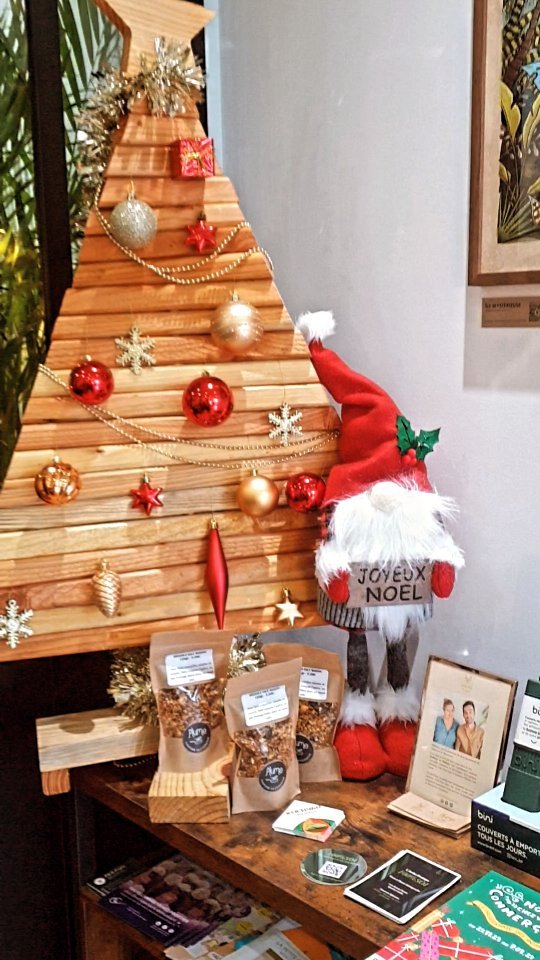 VENEZ REMPLIR VOTRE HOTTE DU PÈRE-NOËL CHEZ PLUME ! 🎅
Des idées cadeaux responsables 🌏
Set de couverts @bini_kit
Calebasse et pipette @voyagesduthe_nantes
Des idées cadeau déco 🎨
Un code promo est dipo au resto pour vos affiches @matchadesigns_
Des idées cadeaux gourmandes ! 😋
Granola sucré et salé maison
Et aussi 💡 Avez-vous pensé aux chèques cadeaux @plein_centre ? Ils sont utilisables dans plus de 200 commerces de centre ville de @nantesfr dont Plume !
Et toujours nos prestations traiteur pour vous accompagner lors de vos petits et grand événements ! 👩🏻🍳
On vous attend 😙
.
.
.
.
.
.
.
.
.
#localbusiness #idéecadeaux #noel #cadeauxresponsables #reutilisable #nantescentre #nantesmaville #affiches #traiteur #nantais #cadeaux #restaurantnantes #dessin