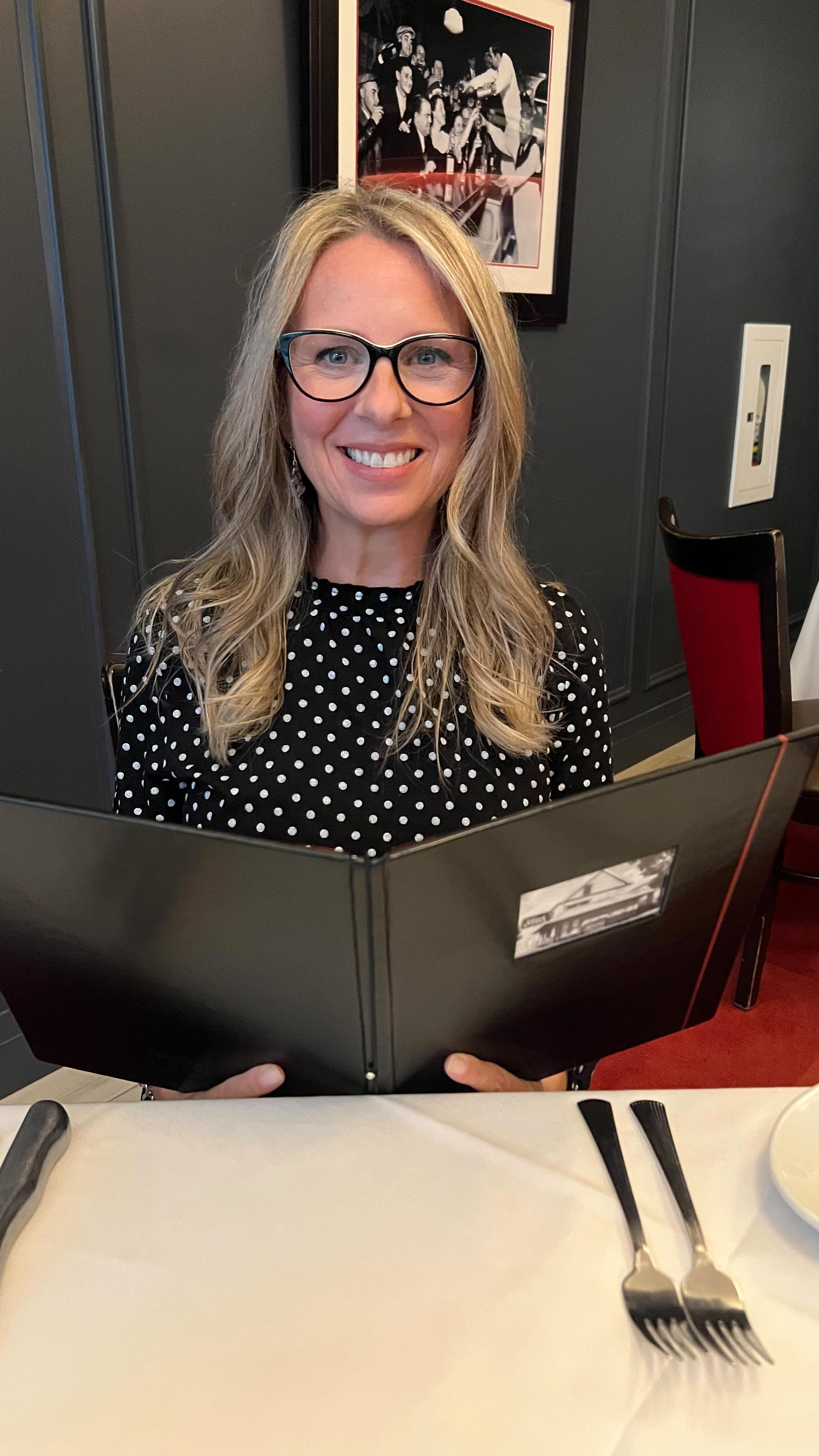 Menu etiquette tip ✅
Do you hold your dinner menu too high - even covering your face?
Whether you’re dining for business or pleasure, always remember to keep your menu low when you’re looking at it. Connect with the person you’re dining with, don’t hide 😉
Rule of thumb is to have the bottom of the menu actually touching the table! 💫
*
#image #confidence #lifeskills #firstimpressions
#etiquette #etiquettetips #menu #finedining #etiquettetraining #etiquetteexpert #etiquetterules #etiquettetrainer #etiquettelessons #businessetiquette #etiquettecoach #etiqueta
#instatips #hello #socialetiquette #pleaseandthankyou #lookyourbest
#imageiseverything #bestself