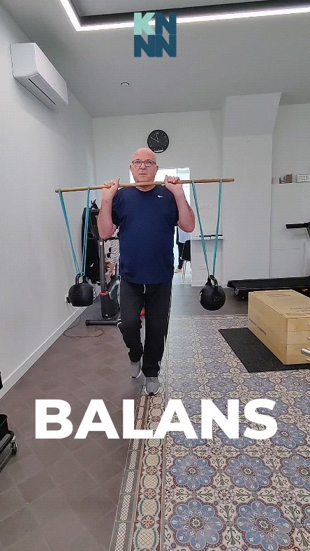 Wist je dat er een richtlijn bestaat die aan mensen van 65 jaar en ouder het advies geeft om elke dag oefeningen te doen om hun balans te trainen?
Zelfs als je geen last hebt van evenwichtsstoornissen, duizeligheid of frequent vallen ben je beter af als je je evenwicht uitdaagt.
Merci Theo voor de demonstratie.
#evenwicht #balans #kinesistkunnen