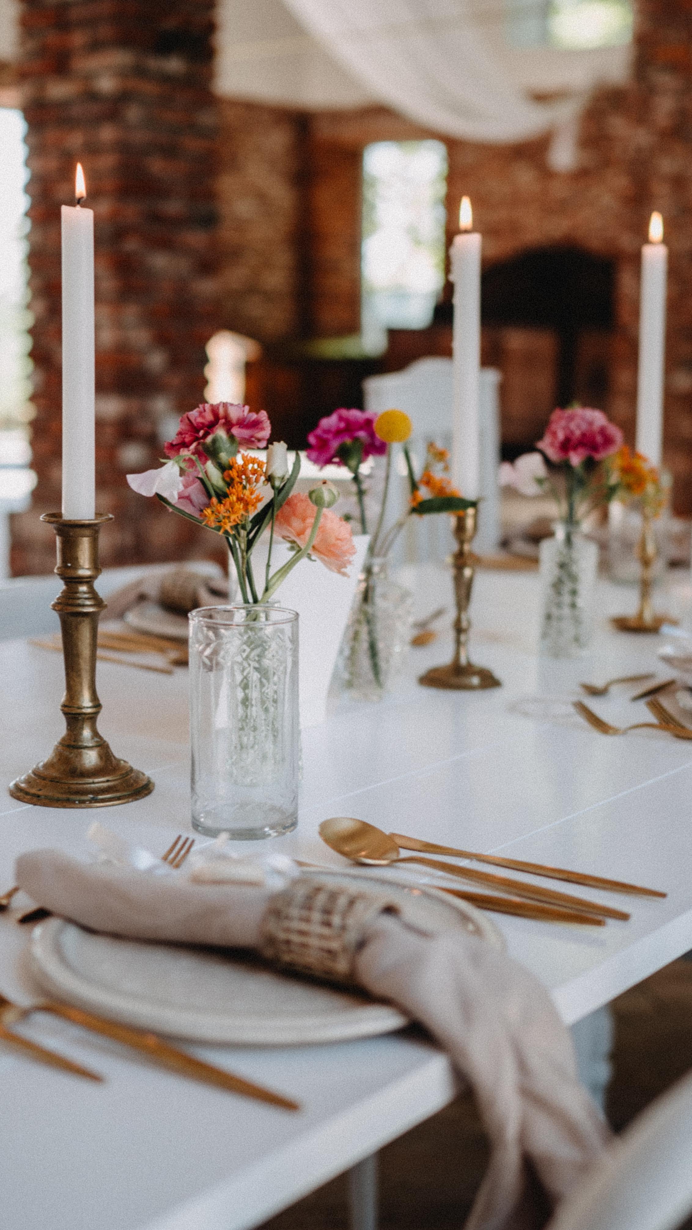 Style Shooting - Part 4
Auch das zweite Set haben die liebe Maike von @von.blomst und die liebe Anika von @gluecksverleih_flensburg auf die Beine gestellt!
Ich bin so verliebt in dieses Setting ohne Tischdecken und ohne Stuhlhussen! ✨
Was sagt ihr?
#styleshooting #hochzeitsinspiration #wedding #hochzeitsreportage #hochzeitsfotografiekiel #hochzeitsfotografiehamburg #hochzeitsfotografieschleswigholstein #hochzeitsfotografin