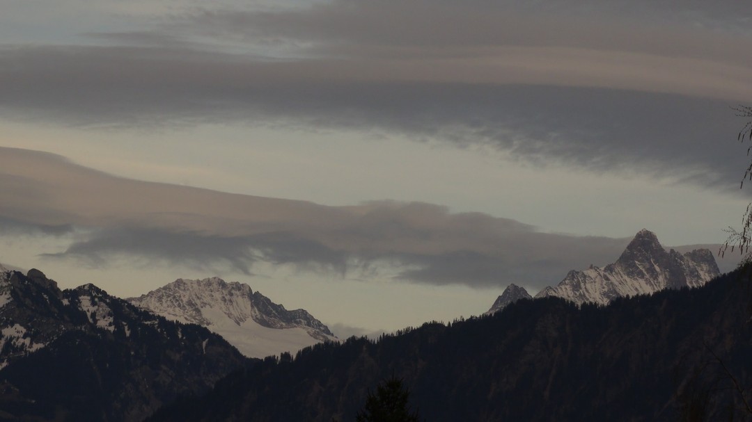 05.04.2024 Wind- und Wolkenschauspiel #Schreckhorn #wind #lenticularis