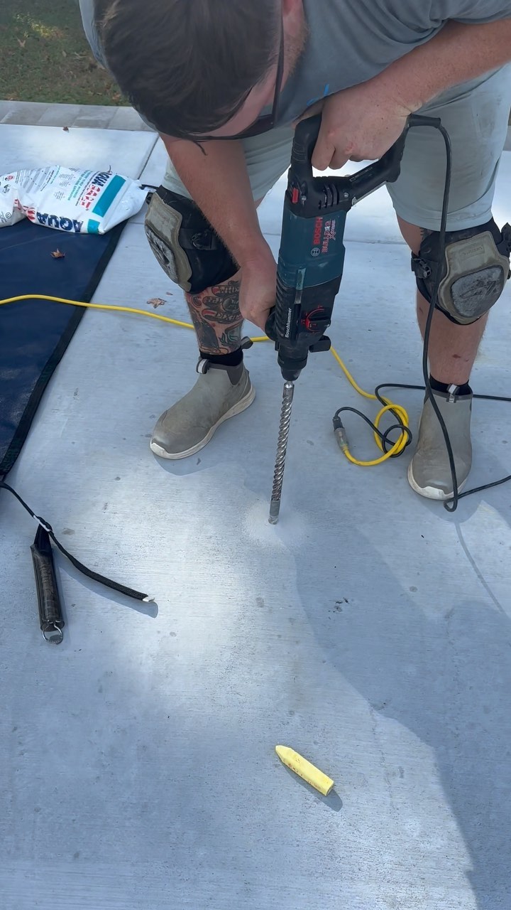 Come install a @merlinindinc Smartmesh pool safety cover w/ us 🔨🔩 @boschtoolsna
#pool #poolguy #poolboy #poolclosing #safety #fall #winter